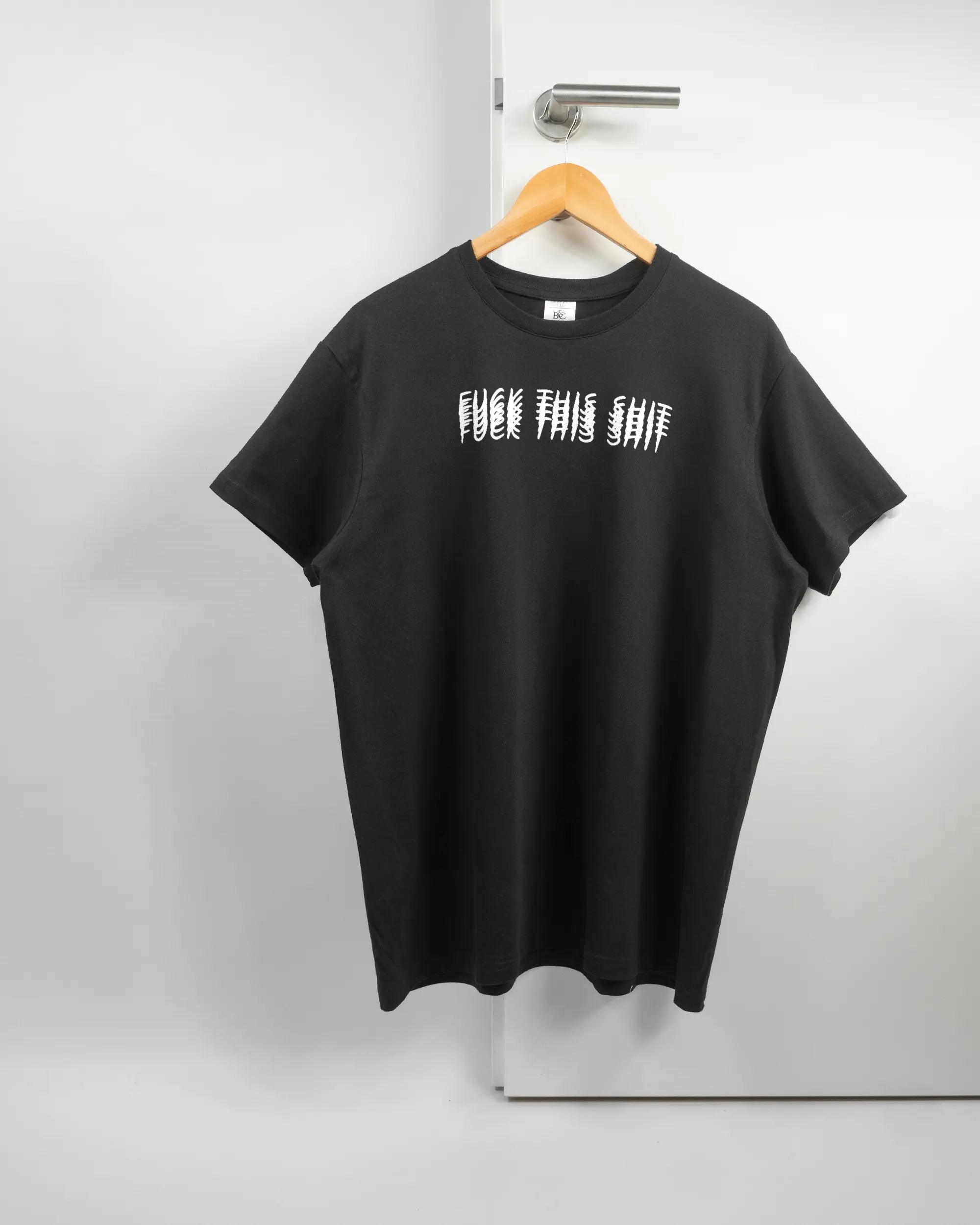 Vorderseite des Basic Unisex T-Shirt Soft von Maondo mit dem Design Hidden Message in der Farbe Black und in der Größe L auf einem Bügel an der Türklinke aufgehängt