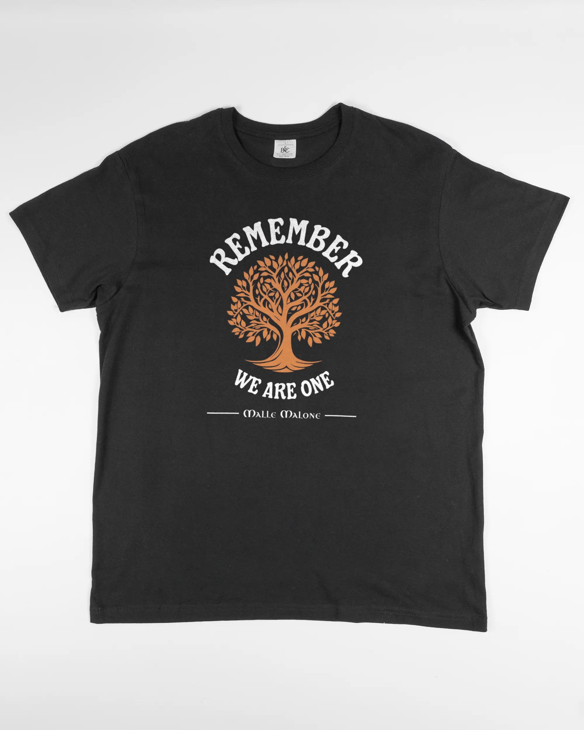 Vorderseite des Basic Unisex T-Shirt Soft von Maondo mit dem Design We are one in der Farbe Black und in der Größe L flach auf den Boden gelegt