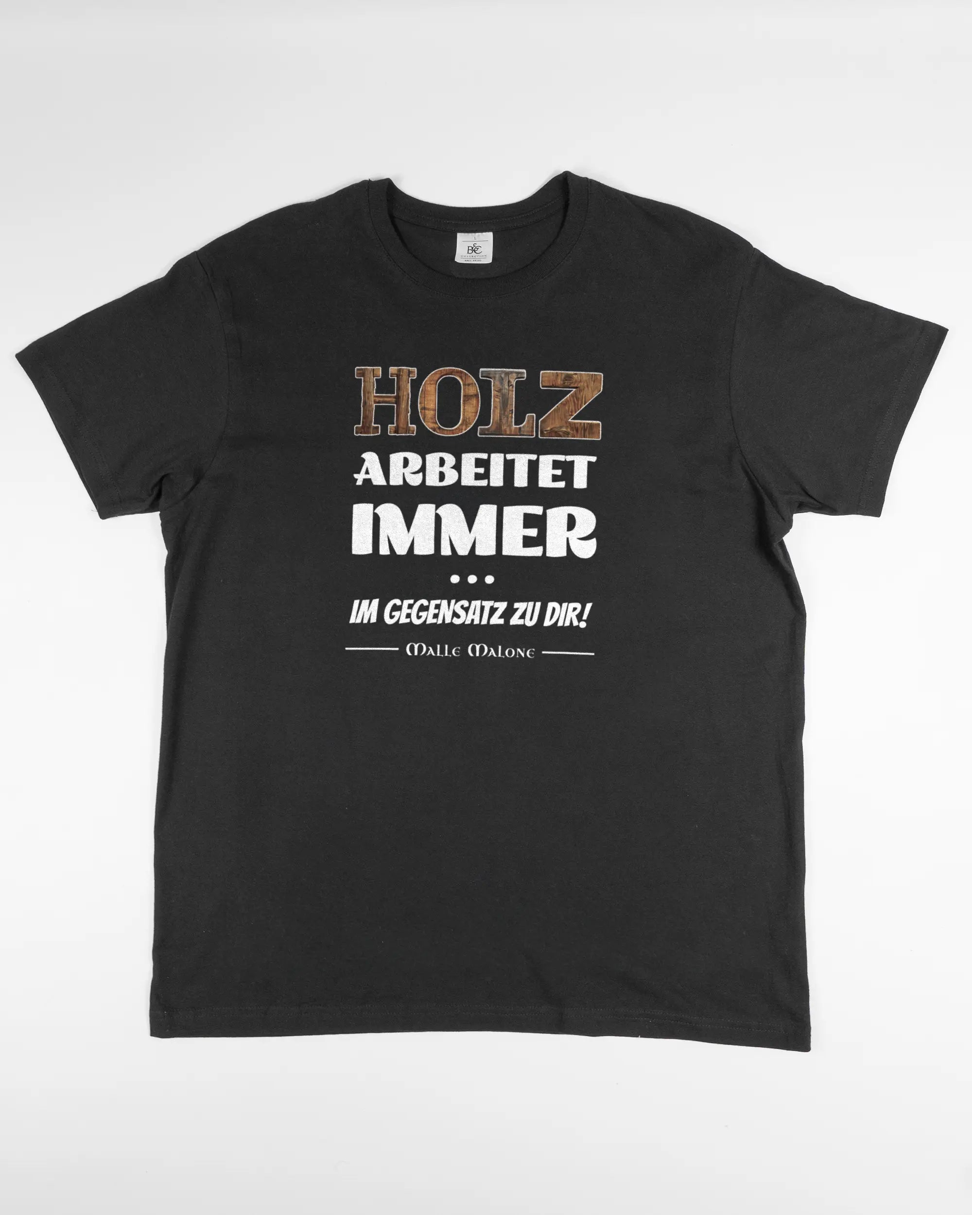 Vorderseite des Basic Unisex T-Shirt Soft von Maondo mit dem Design Holzarbeit in der Farbe Black und in der Größe L flach auf den Boden gelegt