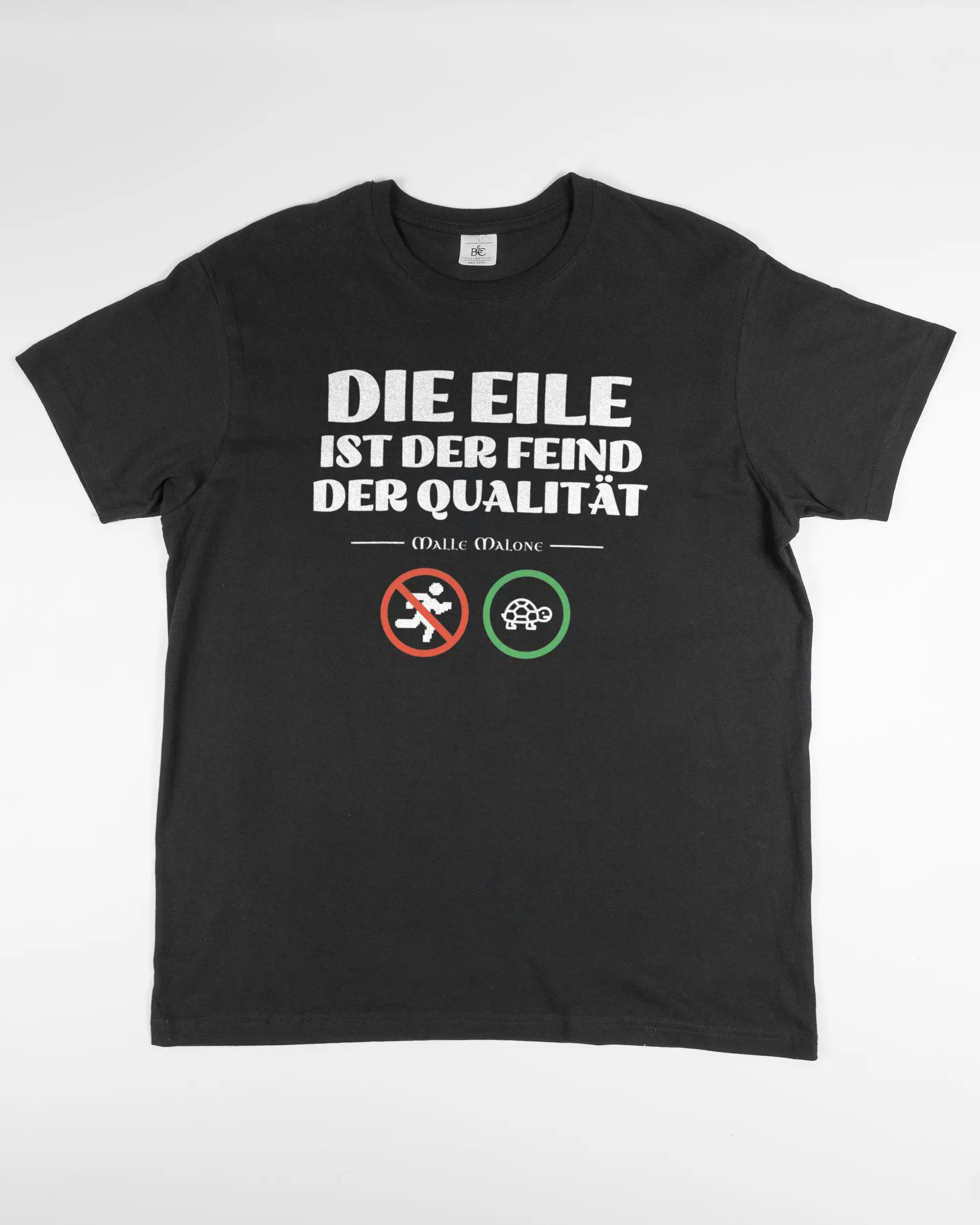 Vorderseite des Basic Unisex T-Shirt Soft von Maondo mit dem Design Keine Eile in der Farbe Black und in der Größe L flach auf den Boden gelegt