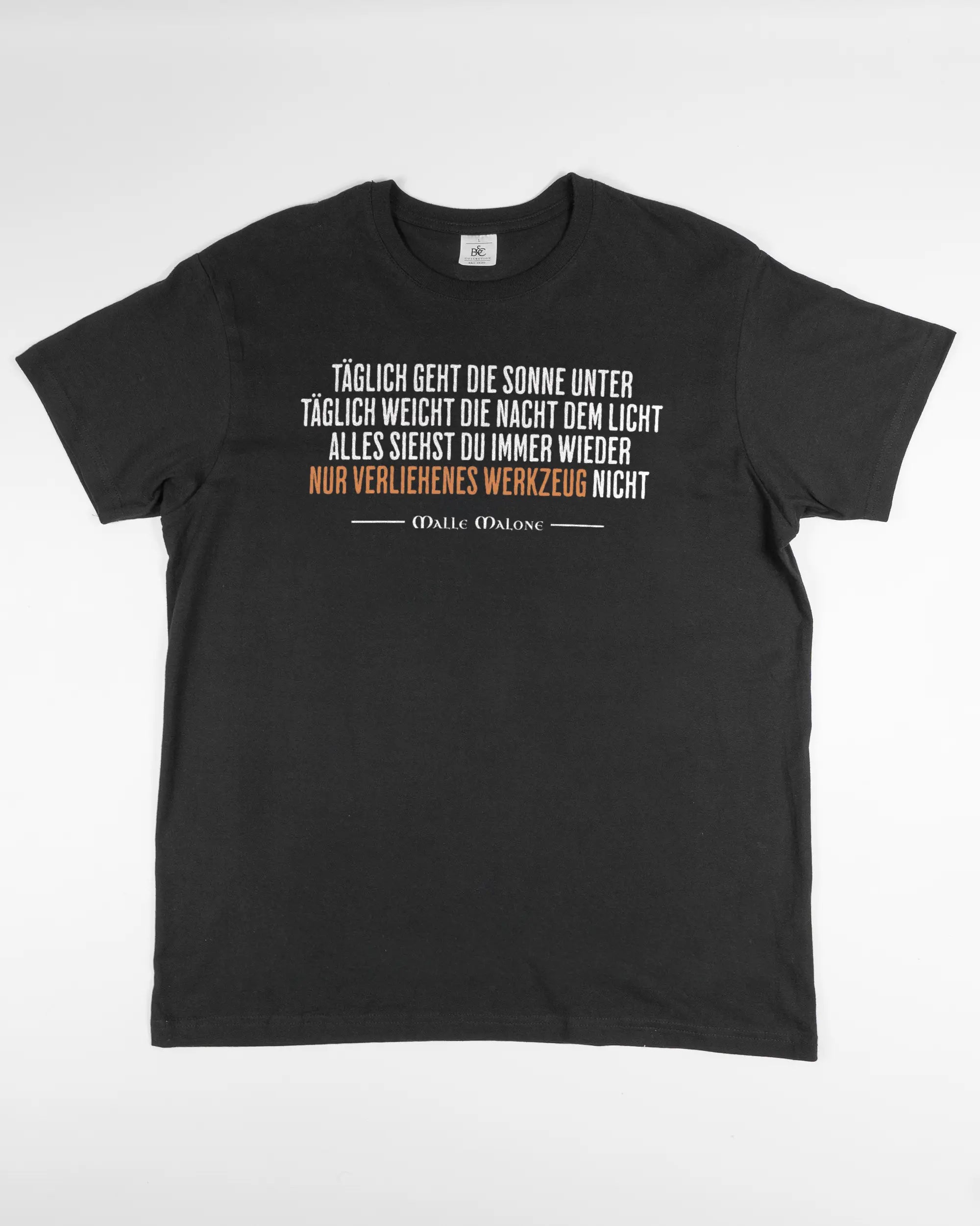 Vorderseite des Basic Unisex T-Shirt Soft von Maondo mit dem Design Wegzeug in der Farbe Black und in der Größe L flach auf den Boden gelegt