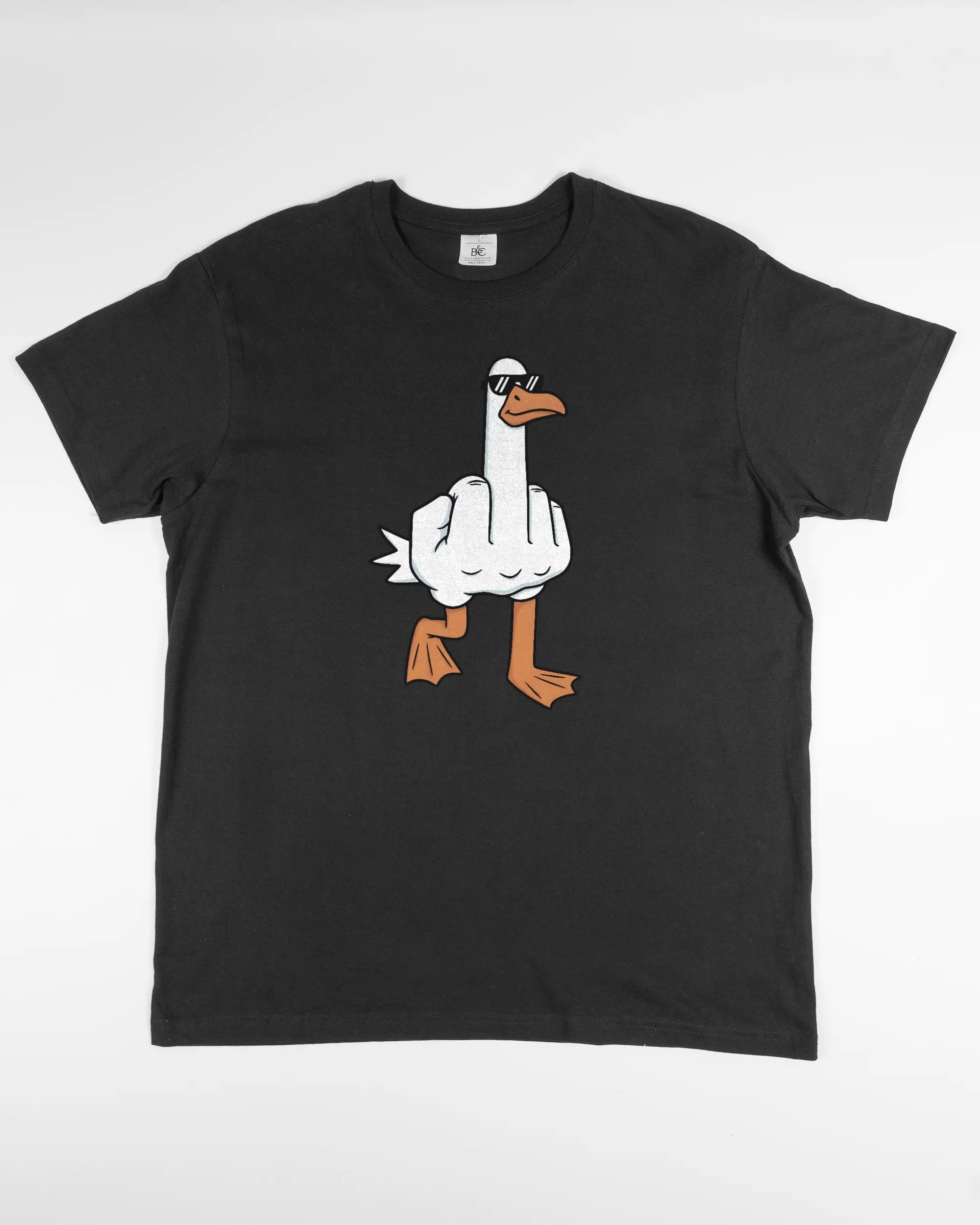 Vorderseite des Basic Unisex T-Shirt Soft von Maondo mit dem Design I give a duck in der Farbe Black und in der Größe L flach auf den Boden gelegt