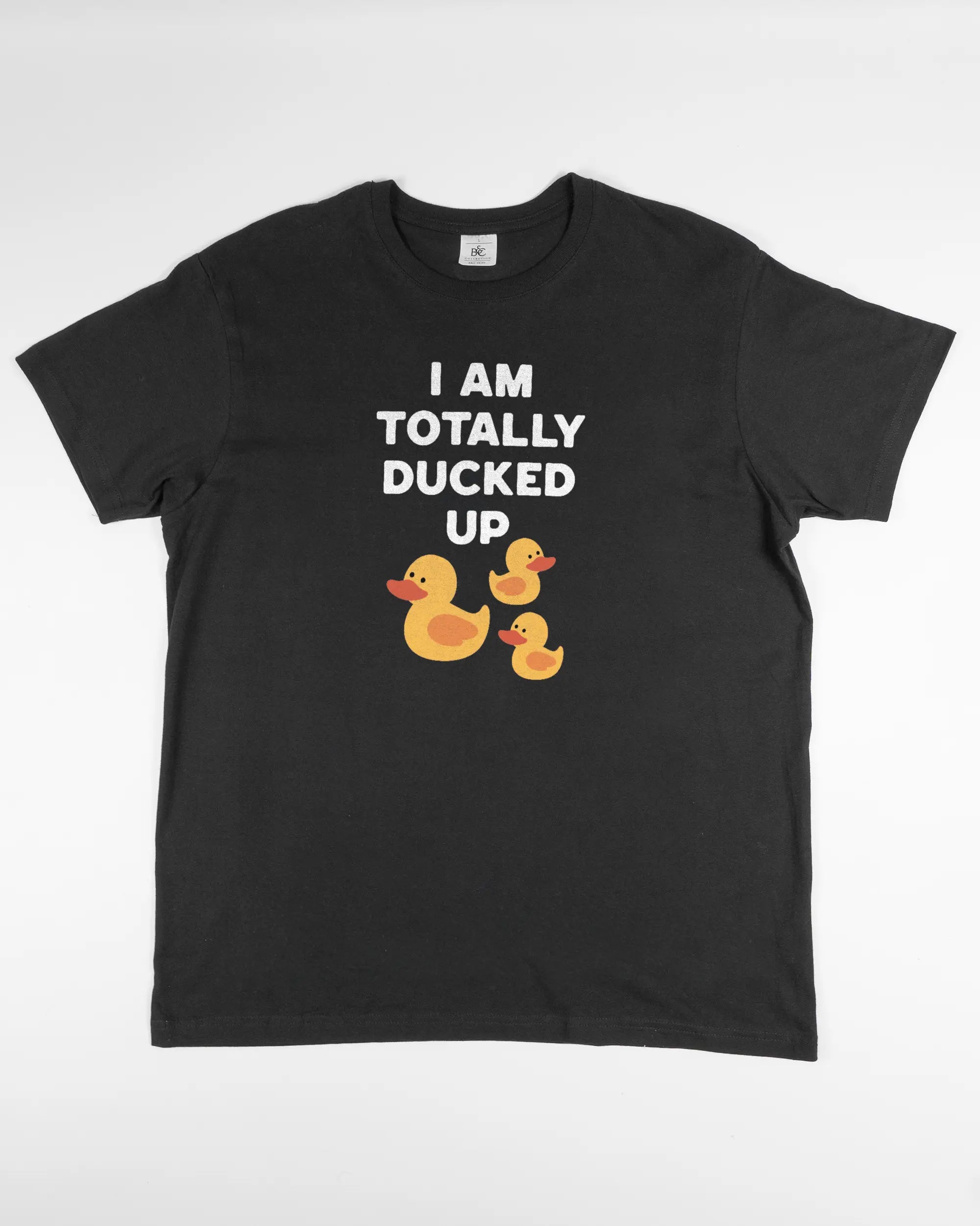 Vorderseite des Basic Unisex T-Shirt Soft von Maondo mit dem Design Ducked Up in der Farbe Black und in der Größe L flach auf den Boden gelegt