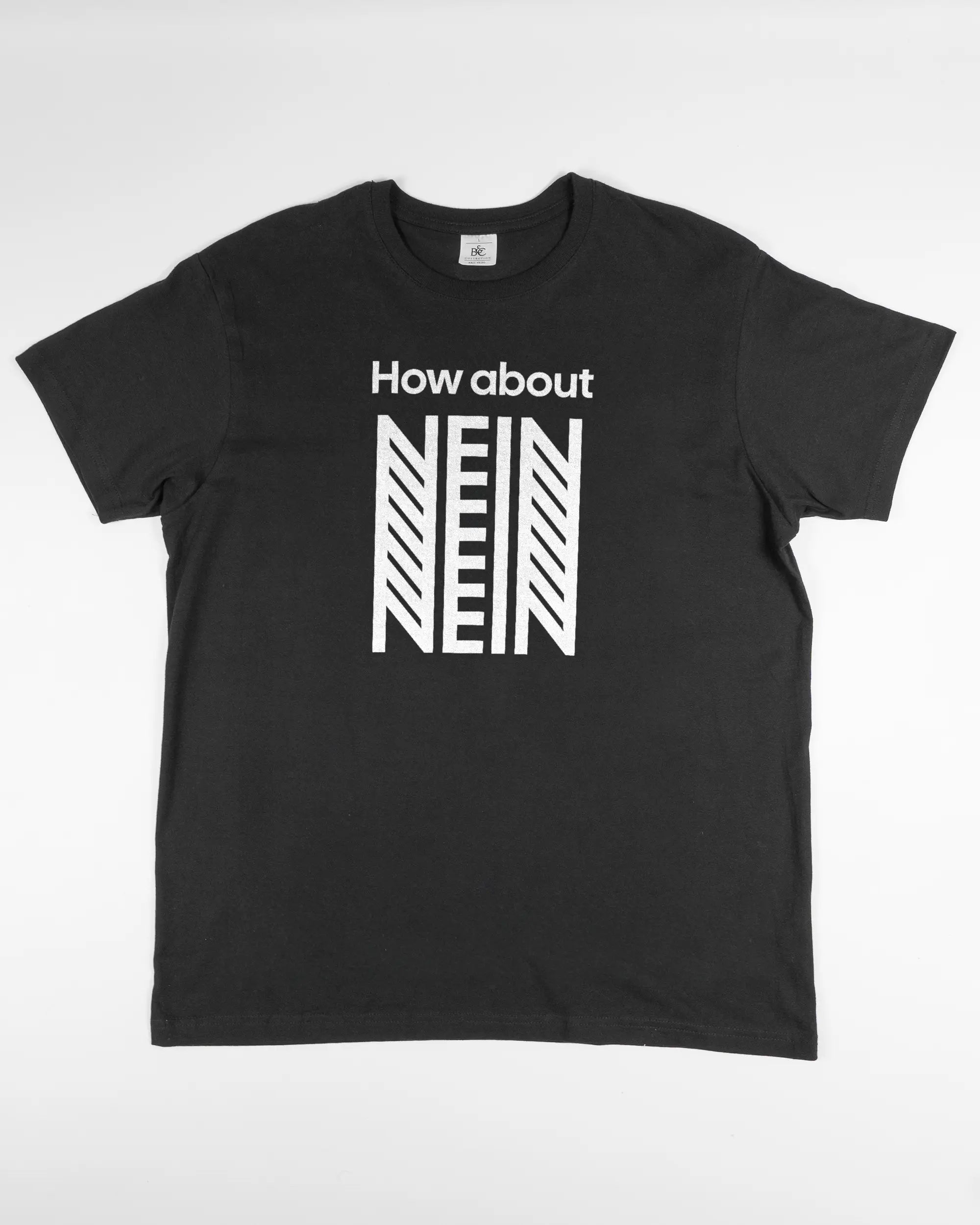 Vorderseite des Basic Unisex T-Shirt Soft von Maondo mit dem Design How about nein in der Farbe Black und in der Größe L flach auf den Boden gelegt