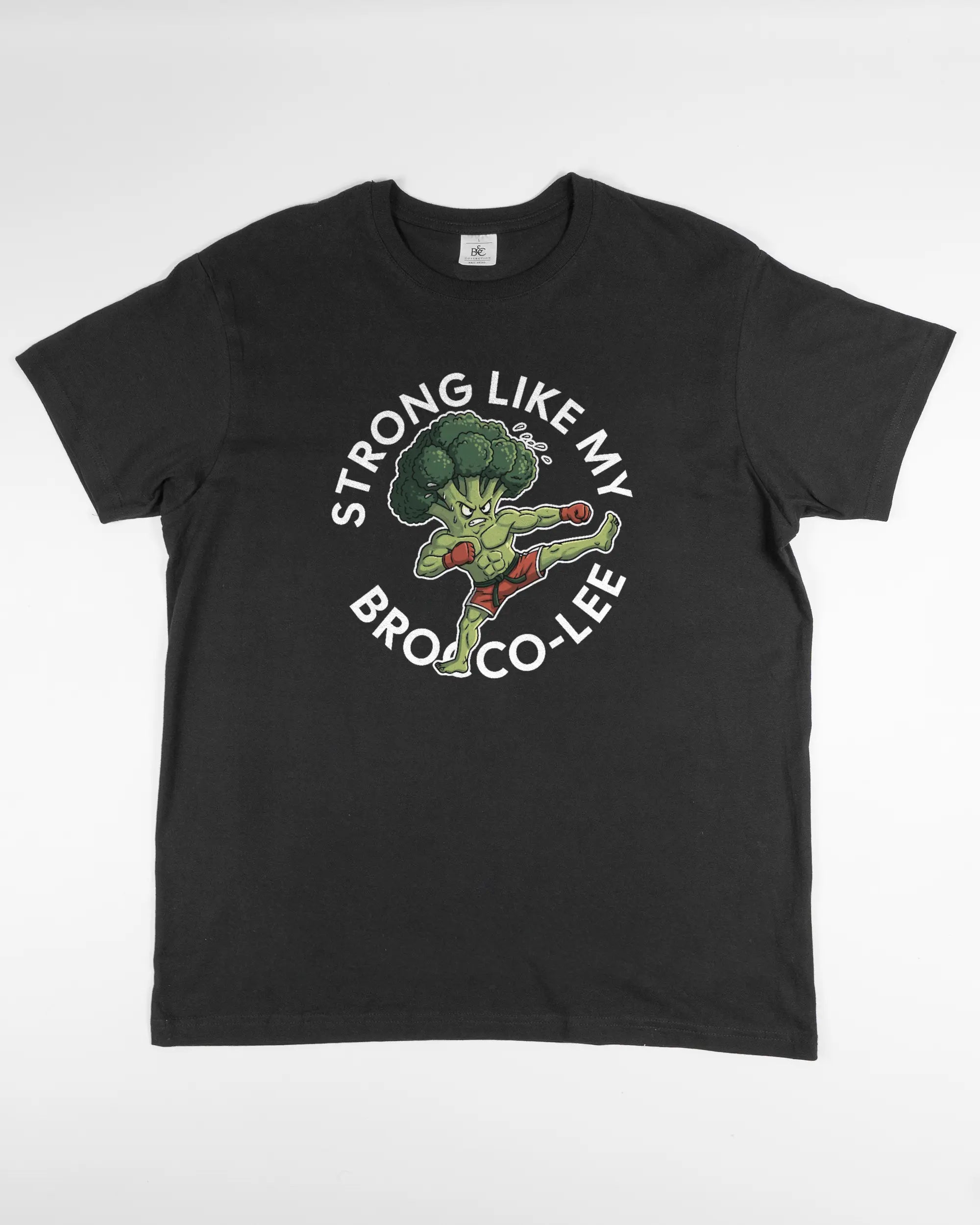 Vorderseite des Basic Unisex T-Shirt Soft von Maondo mit dem Design Brocco-Lee in der Farbe Black und in der Größe L flach auf den Boden gelegt