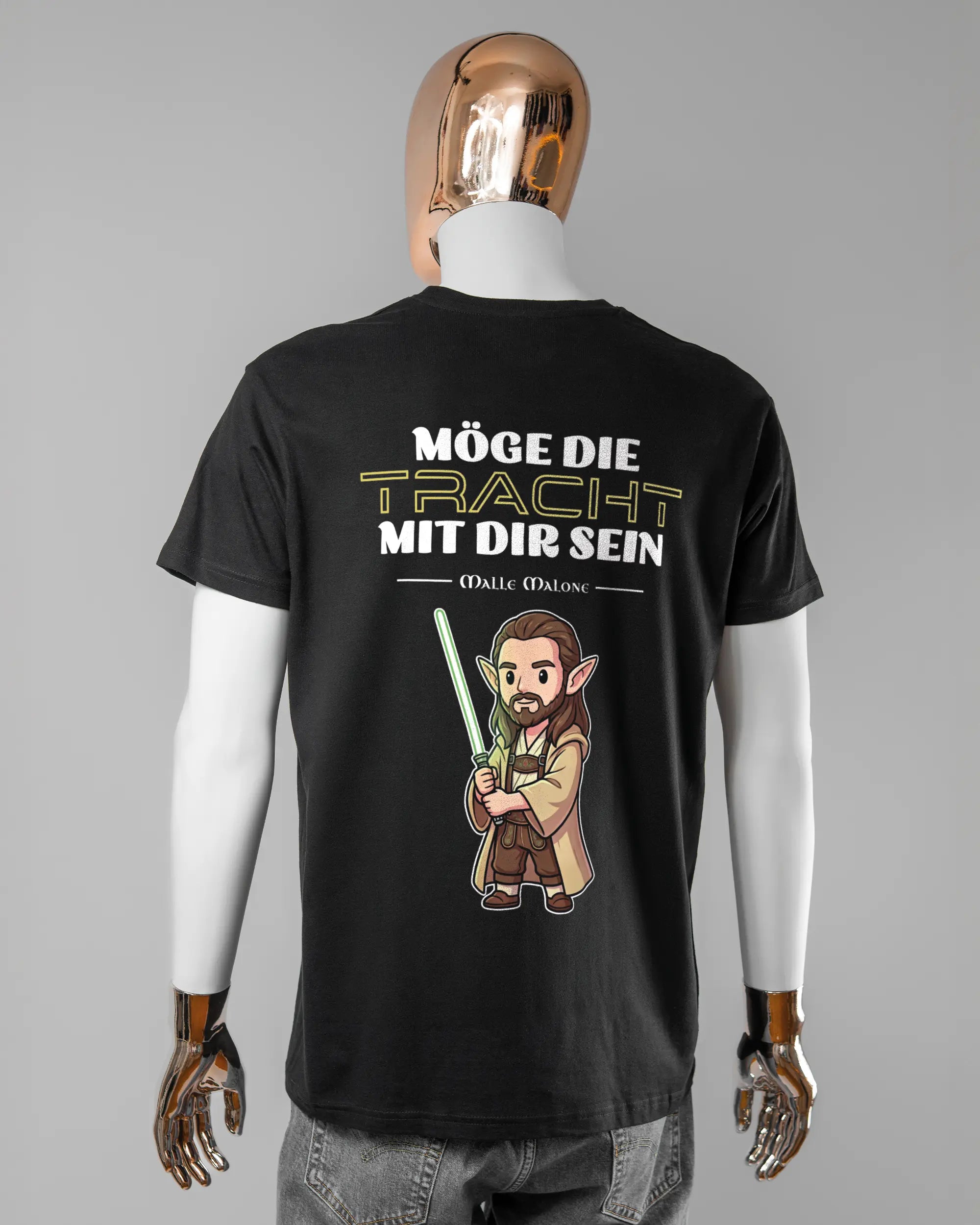 Rückseite des Basic Unisex T-Shirt Soft von Maondo mit dem Design Tracht mit dir in der Farbe Black und in der Größe L getragen von einer maskulinen Puppe