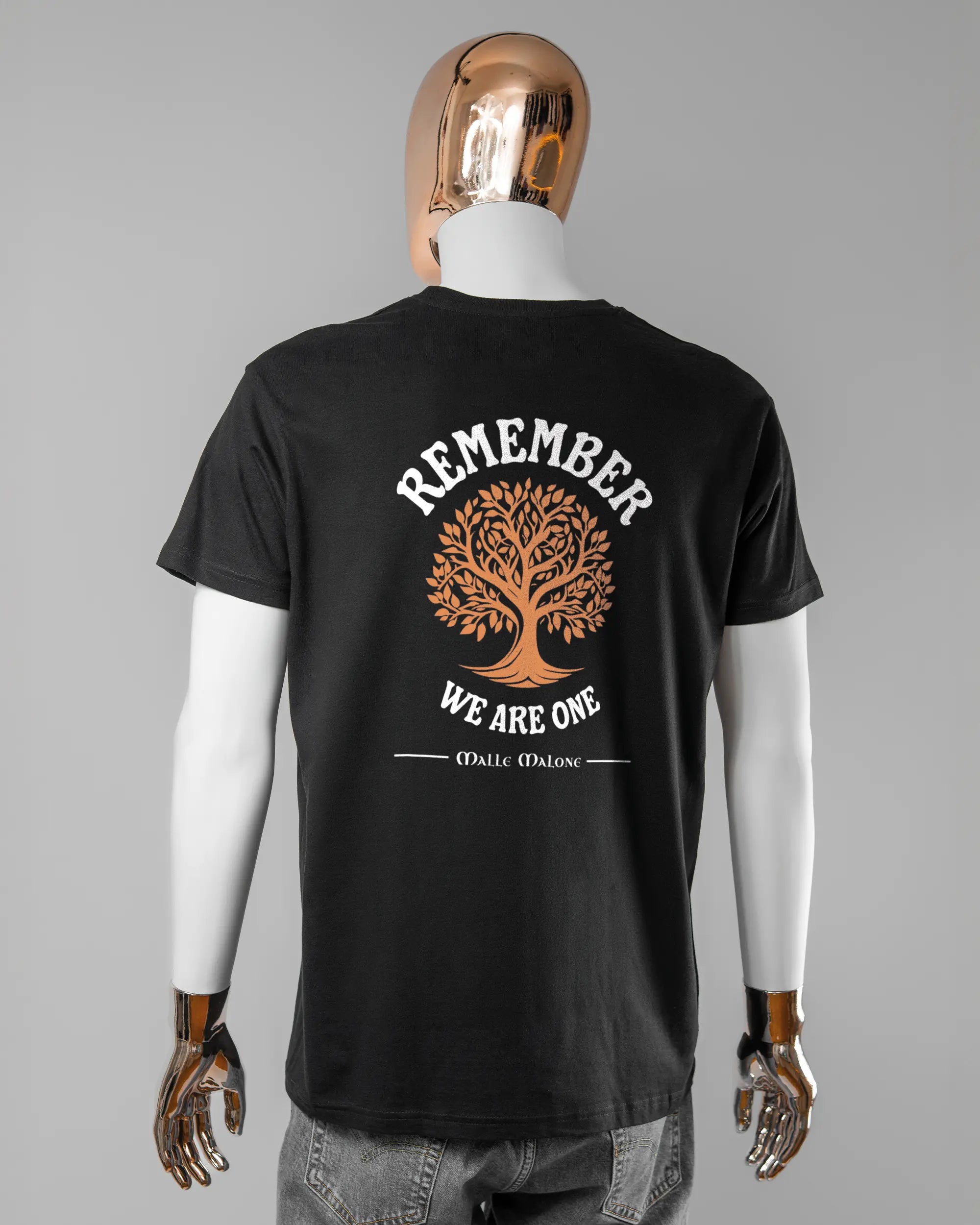 Rückseite des Basic Unisex T-Shirt Soft von Maondo mit dem Design We are one in der Farbe Black und in der Größe L getragen von einer maskulinen Puppe