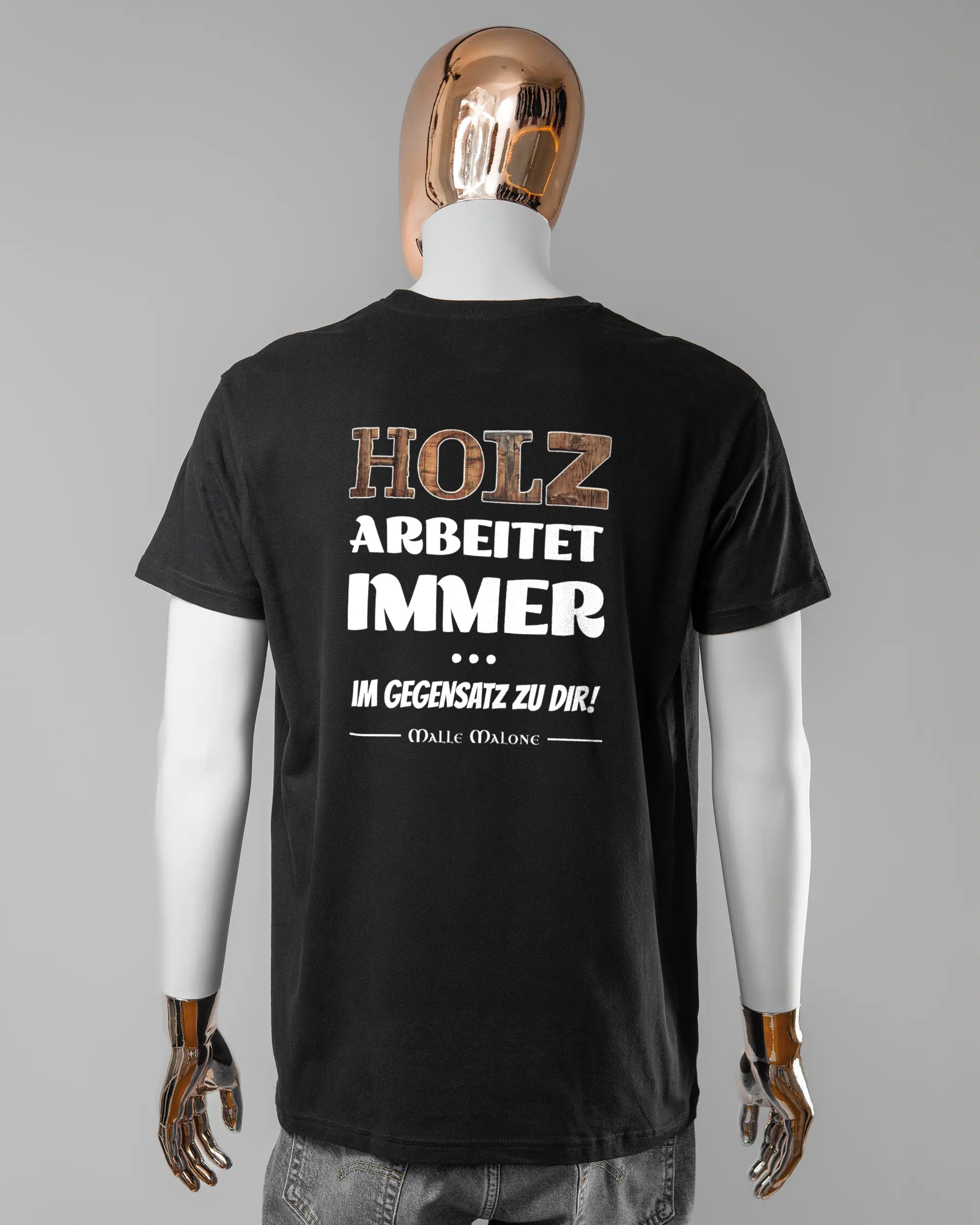 Rückseite des Basic Unisex T-Shirt Soft von Maondo mit dem Design Holzarbeit in der Farbe Black und in der Größe L getragen von einer maskulinen Puppe