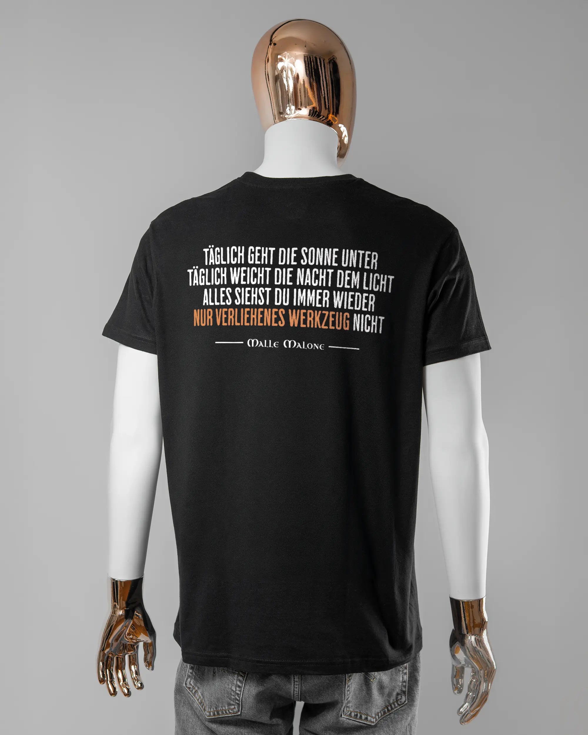 Rückseite des Basic Unisex T-Shirt Soft von Maondo mit dem Design Wegzeug in der Farbe Black und in der Größe L getragen von einer maskulinen Puppe