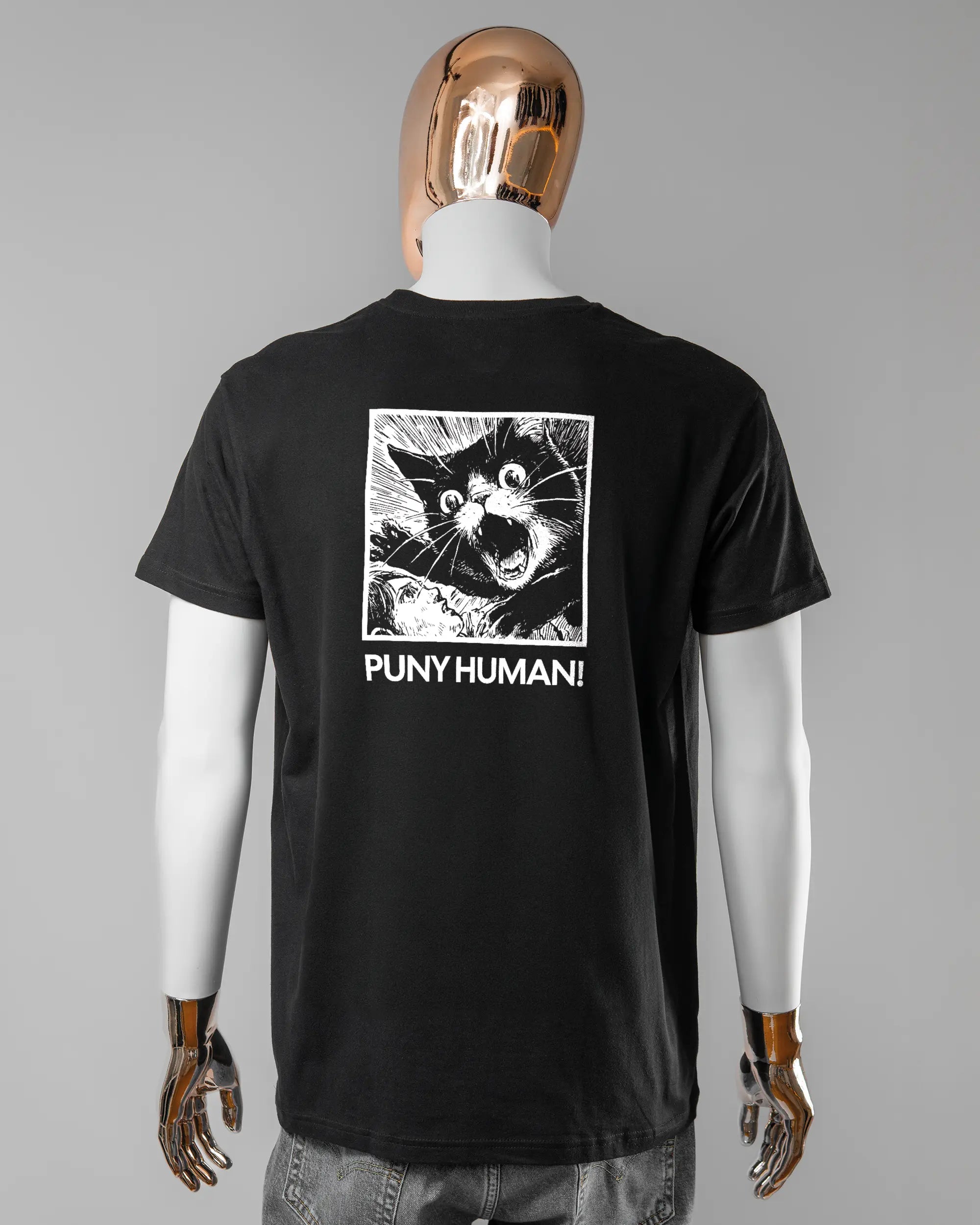 Rückseite des Basic Unisex T-Shirt Soft von Maondo mit dem Design Puny Human in der Farbe Black und in der Größe L getragen von einer maskulinen Puppe