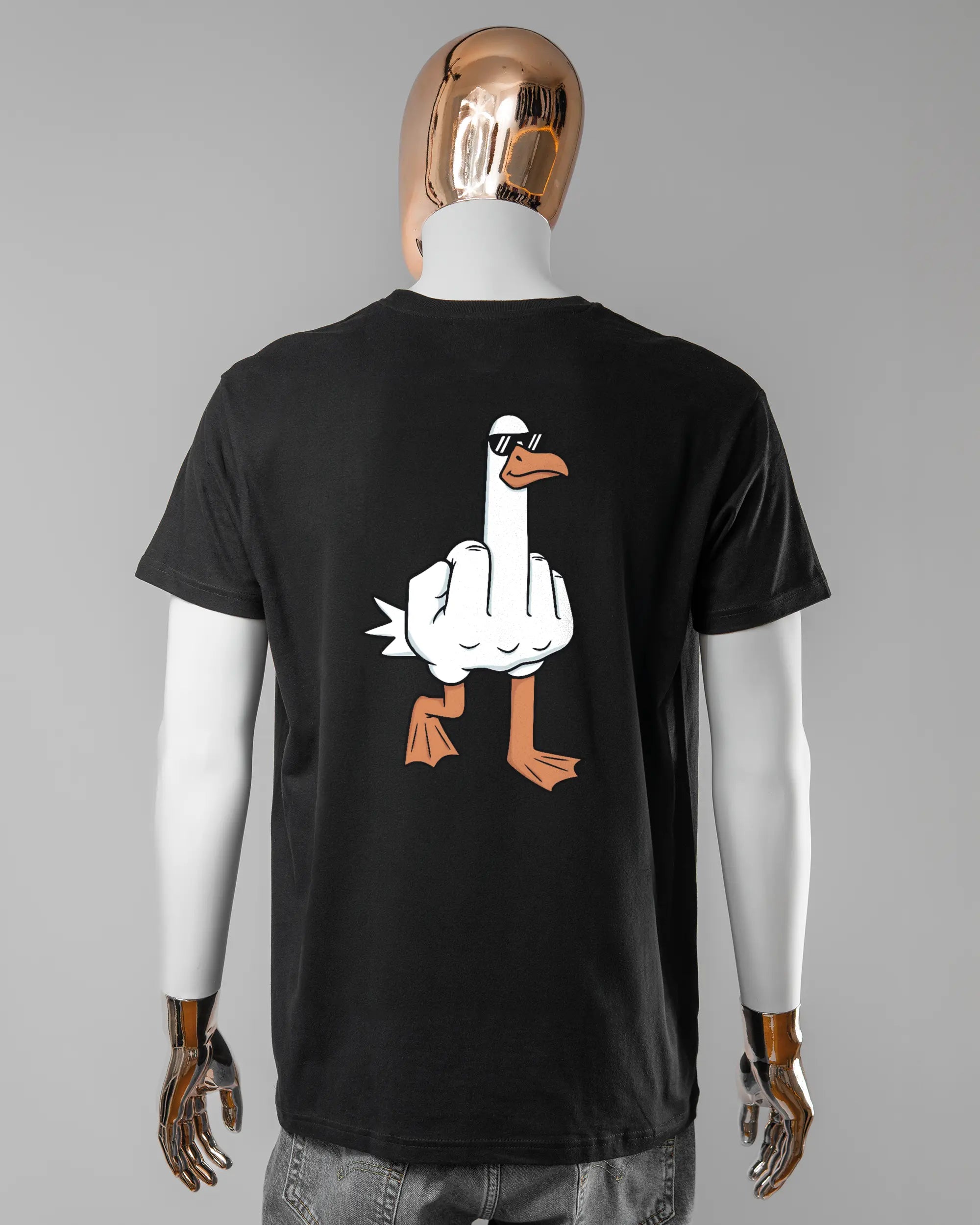 Rückseite des Basic Unisex T-Shirt Soft von Maondo mit dem Design I give a duck in der Farbe Black und in der Größe L getragen von einer maskulinen Puppe