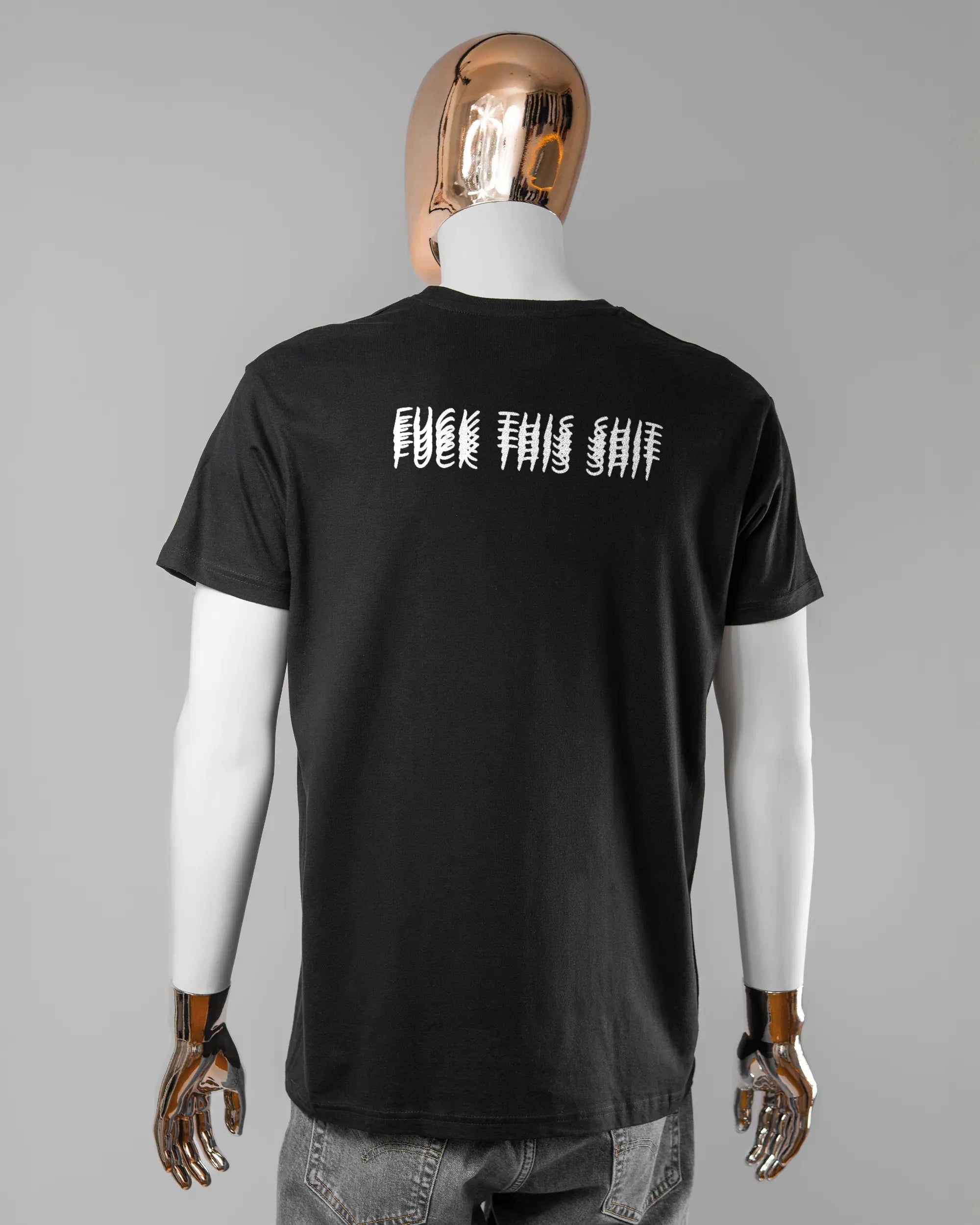 Rückseite des Basic Unisex T-Shirt Soft von Maondo mit dem Design Hidden Message in der Farbe Black und in der Größe L getragen von einer maskulinen Puppe