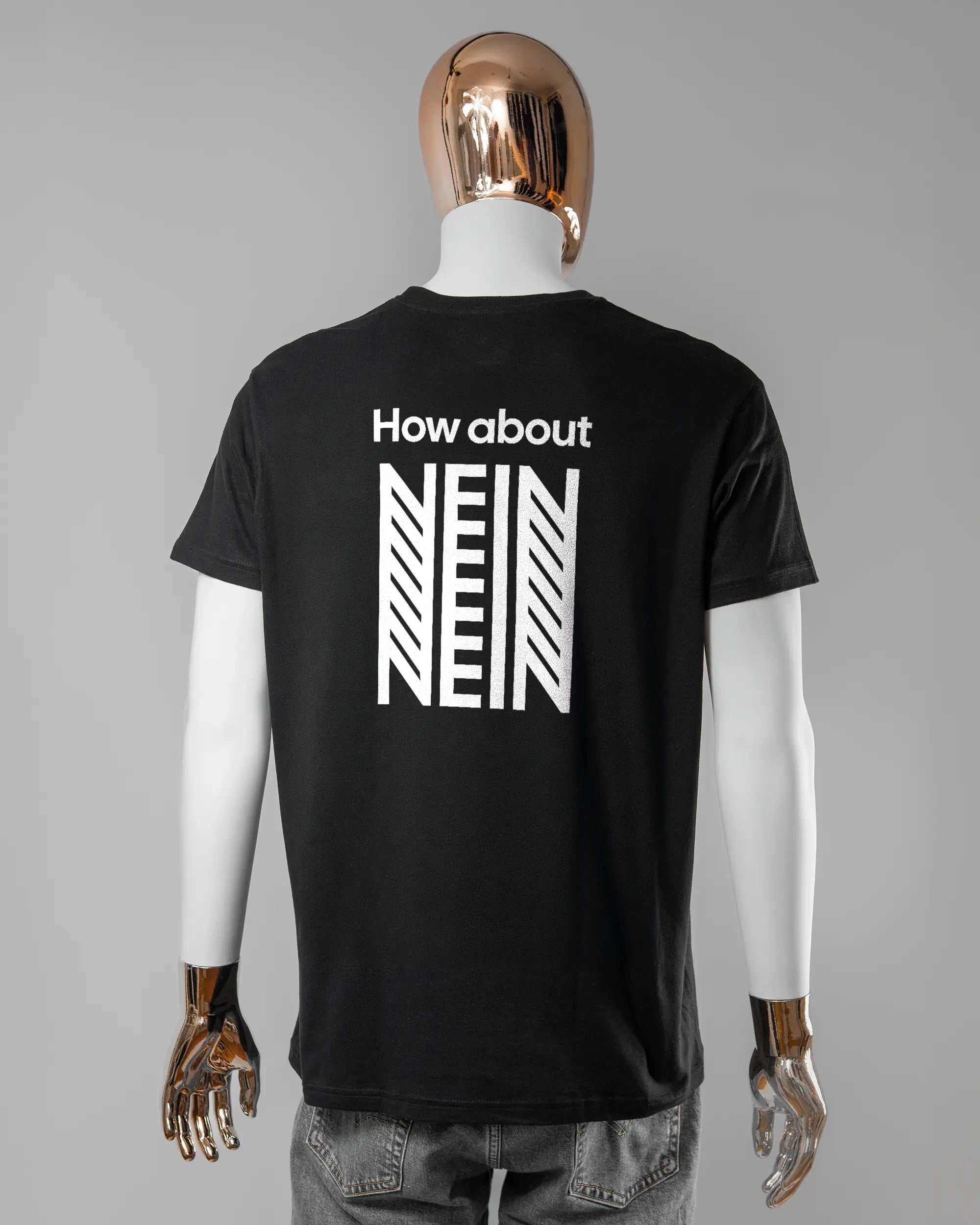 Rückseite des Basic Unisex T-Shirt Soft von Maondo mit dem Design How about nein in der Farbe Black und in der Größe L getragen von einer maskulinen Puppe