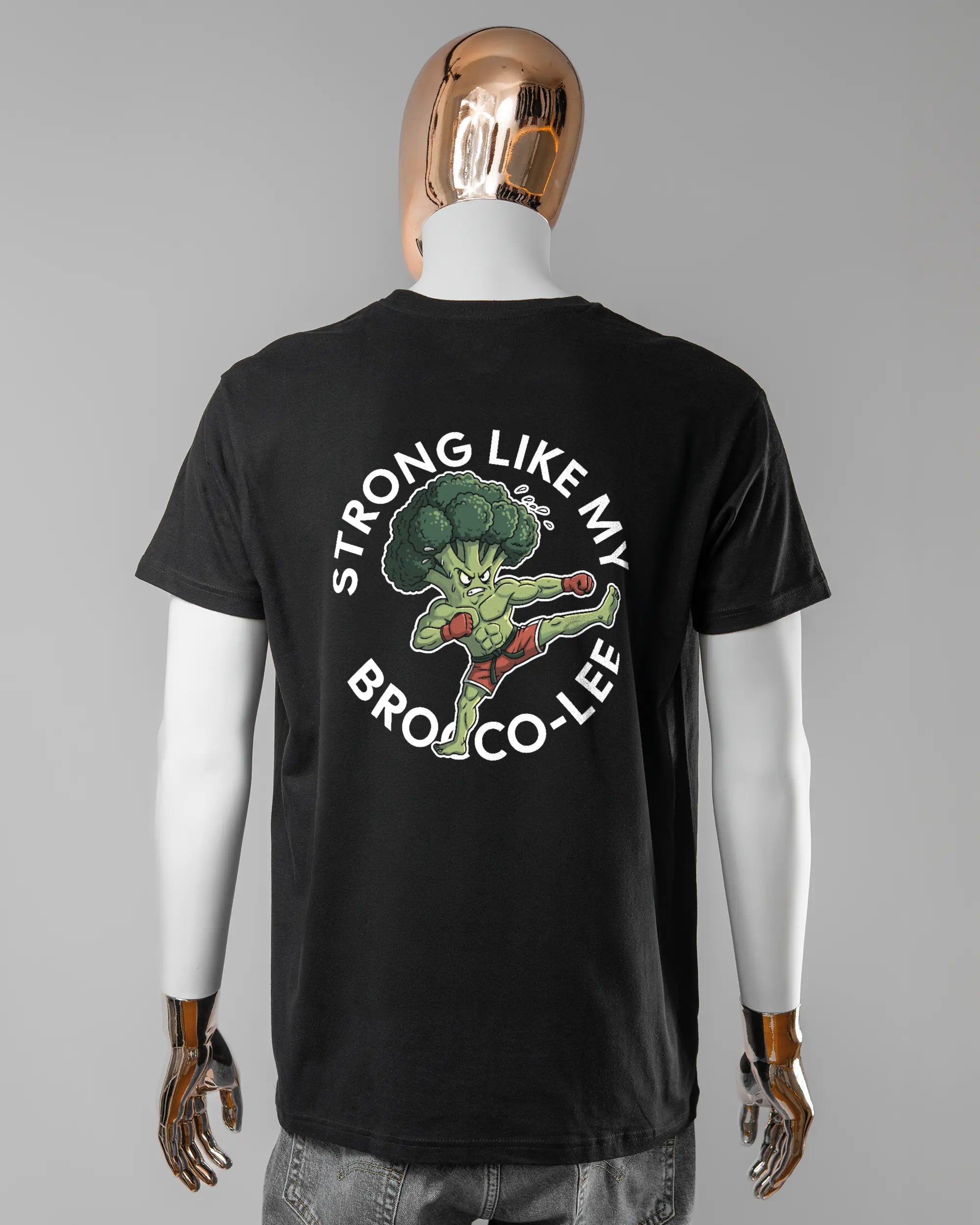 Rückseite des Basic Unisex T-Shirt Soft von Maondo mit dem Design Brocco-Lee in der Farbe Black und in der Größe L getragen von einer maskulinen Puppe