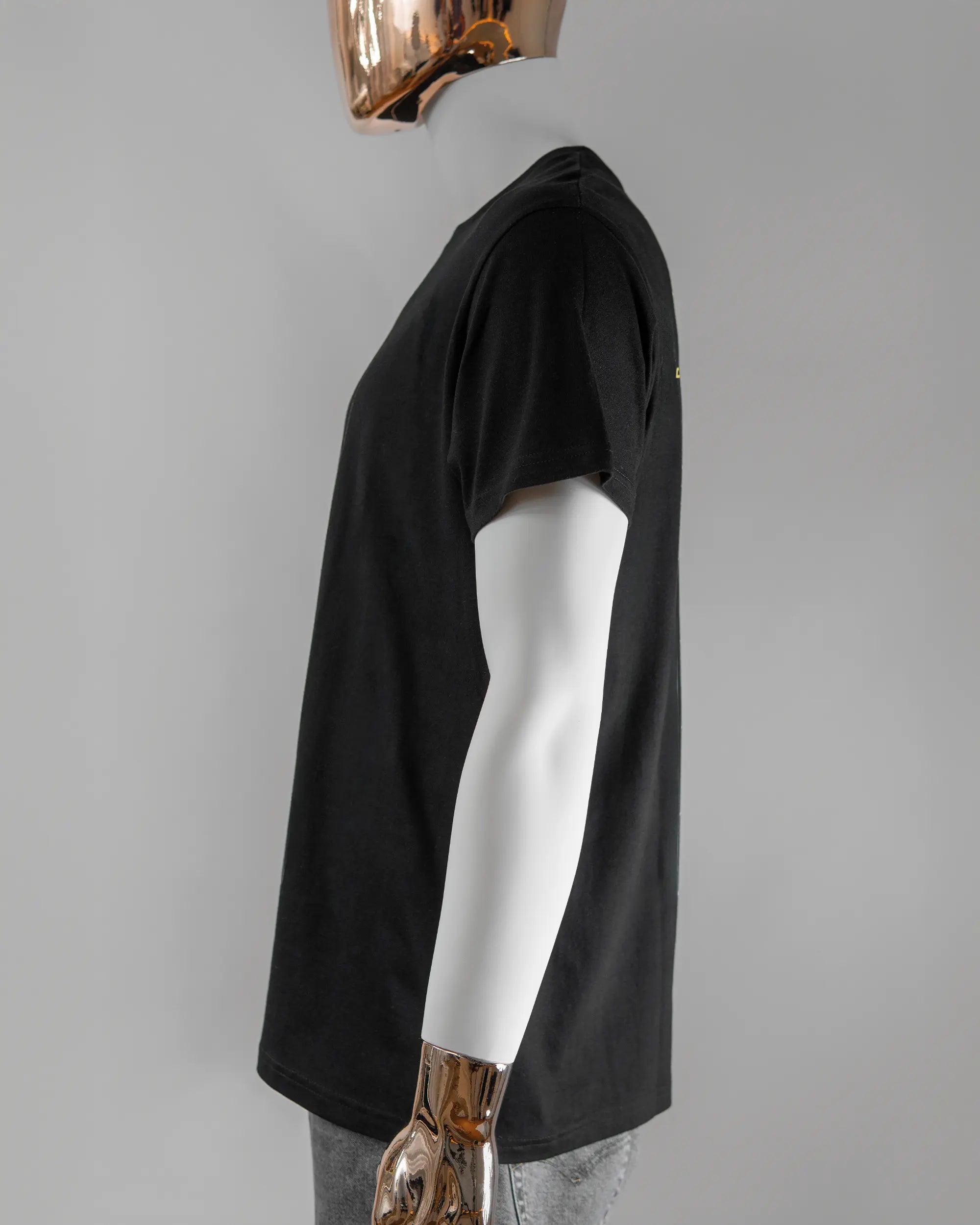 Seitenansicht des Basic Unisex T-Shirt Soft von Maondo mit dem Design Tracht mit dir hinten in der Farbe Black und in der Größe L getragen von einer maskulinen Puppe