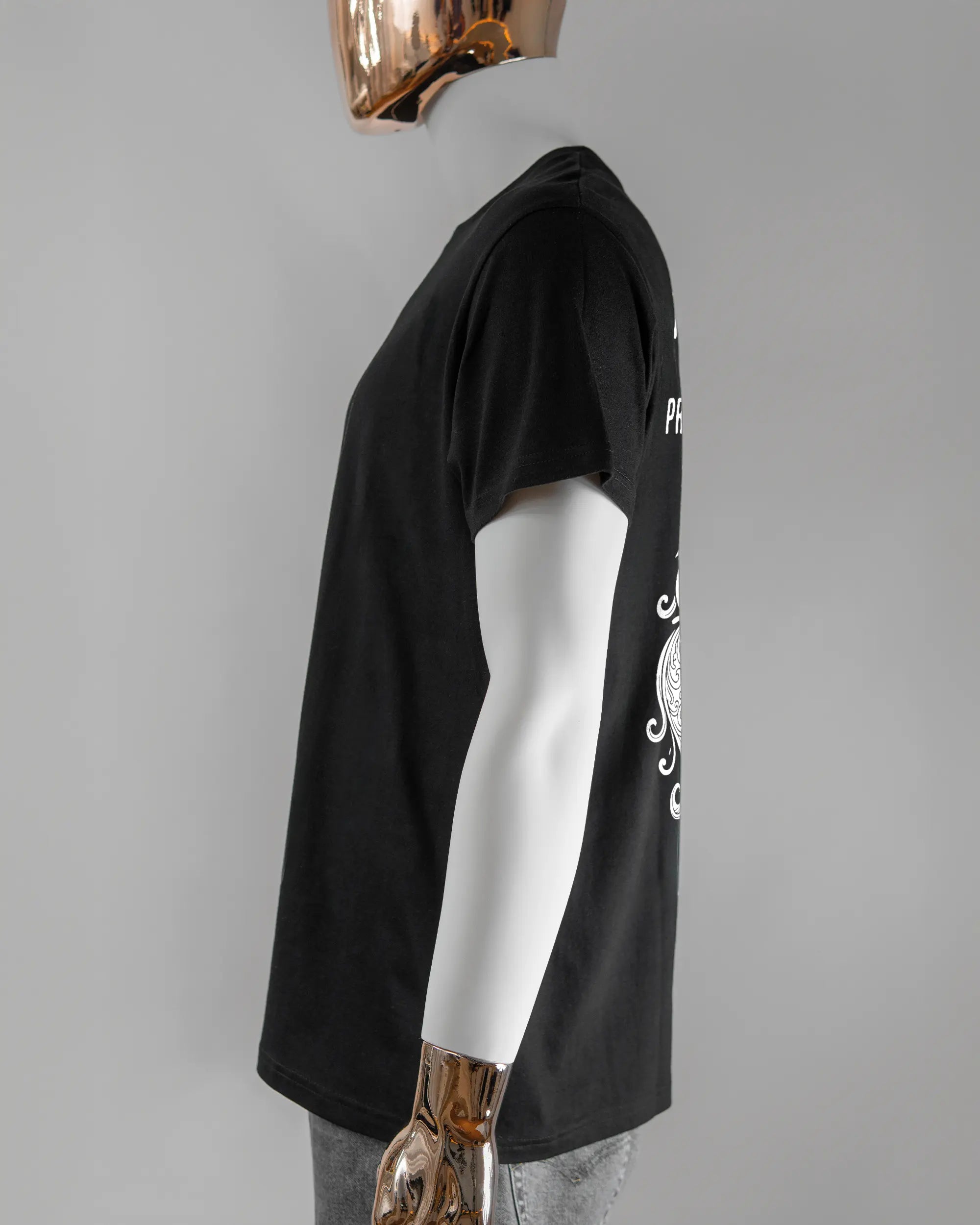 Seitenansicht des Basic Unisex T-Shirt Soft von Maondo mit dem Design Trachtentanz hinten in der Farbe Black und in der Größe L getragen von einer maskulinen Puppe