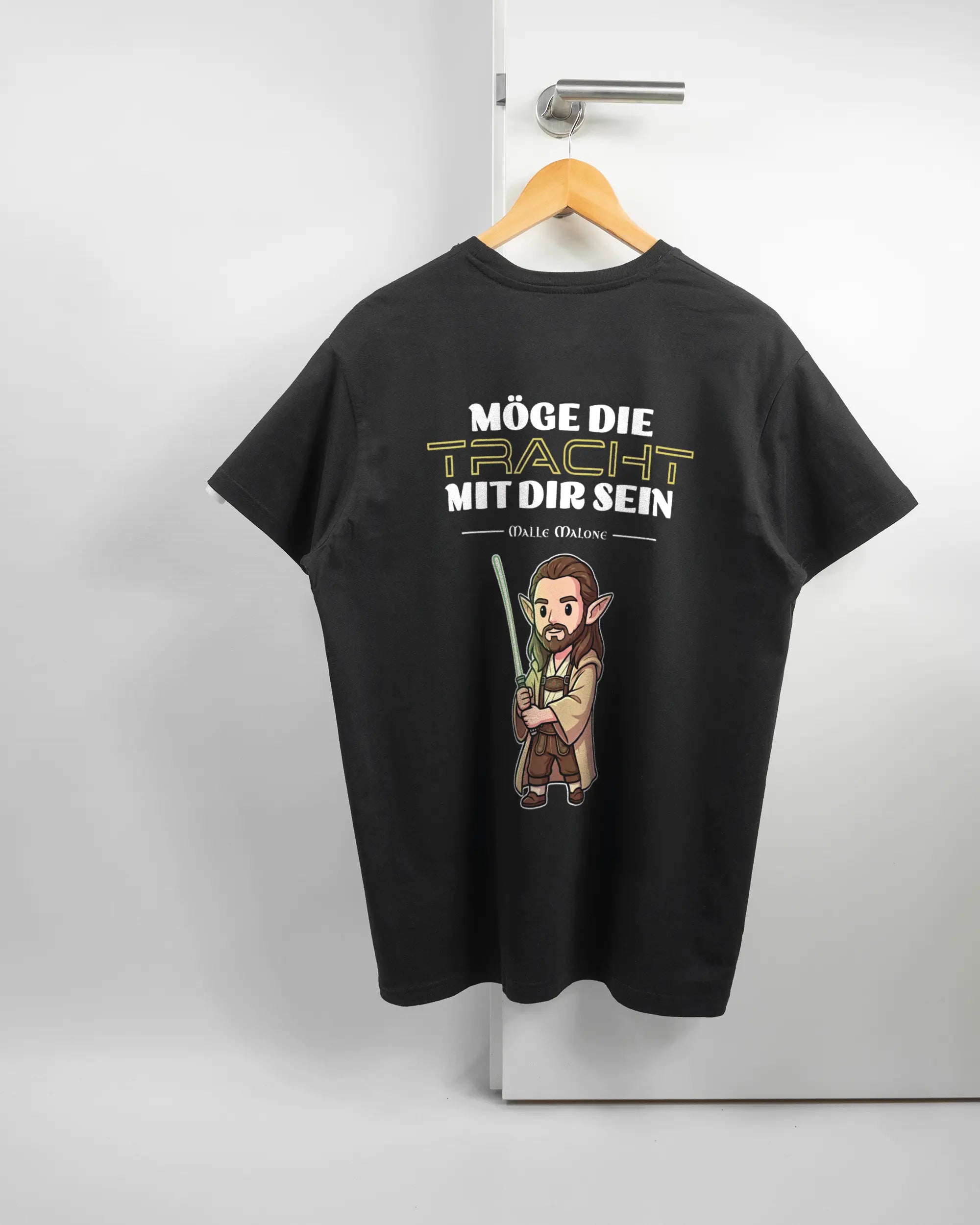 Rückseite des Basic Unisex T-Shirt Soft von Maondo mit dem Design Tracht mit dir in der Farbe Black und in der Größe L auf einem Bügel an der Türklinke aufgehängt
