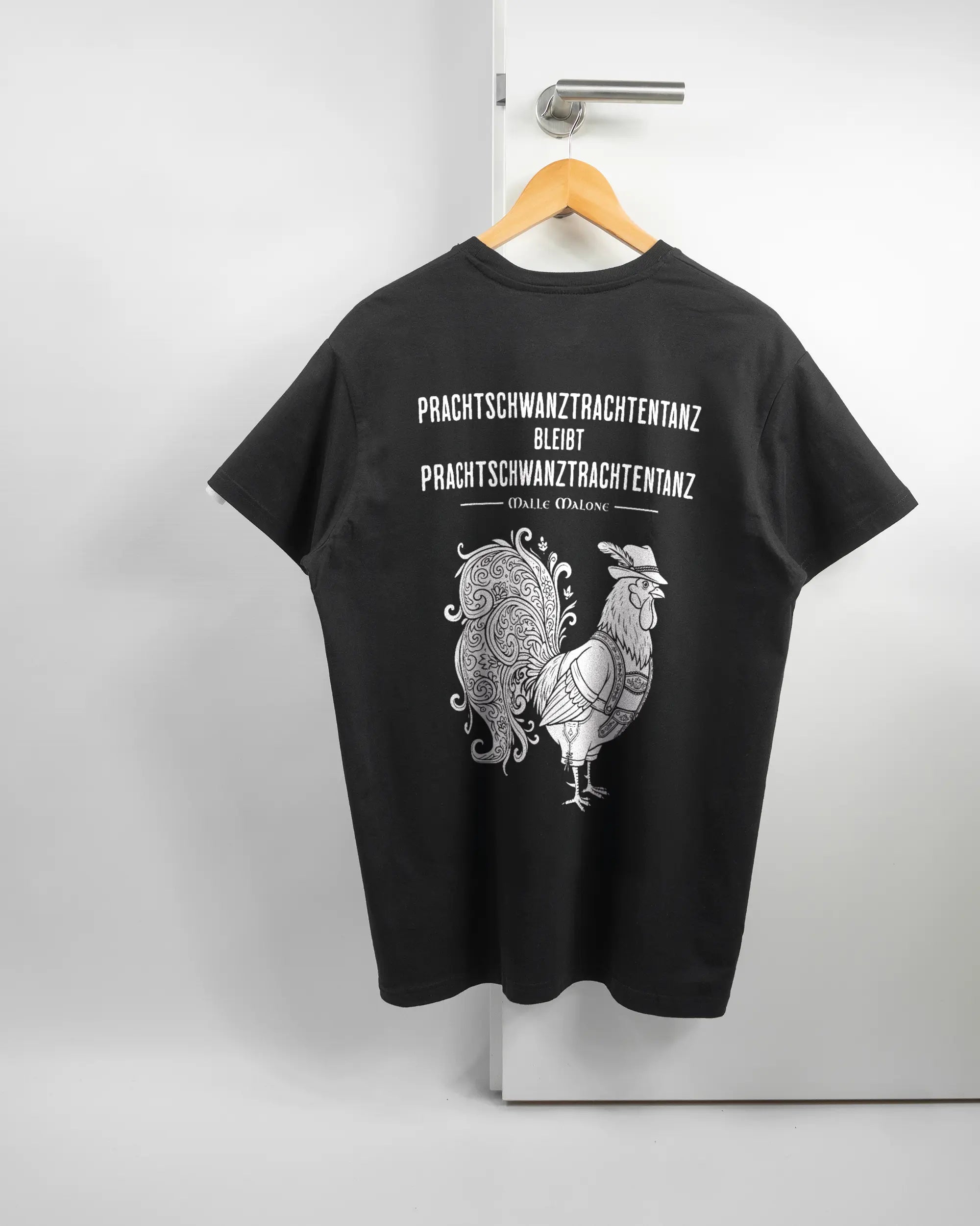 Rückseite des Basic Unisex T-Shirt Soft von Maondo mit dem Design Trachtentanz in der Farbe Black und in der Größe L auf einem Bügel an der Türklinke aufgehängt