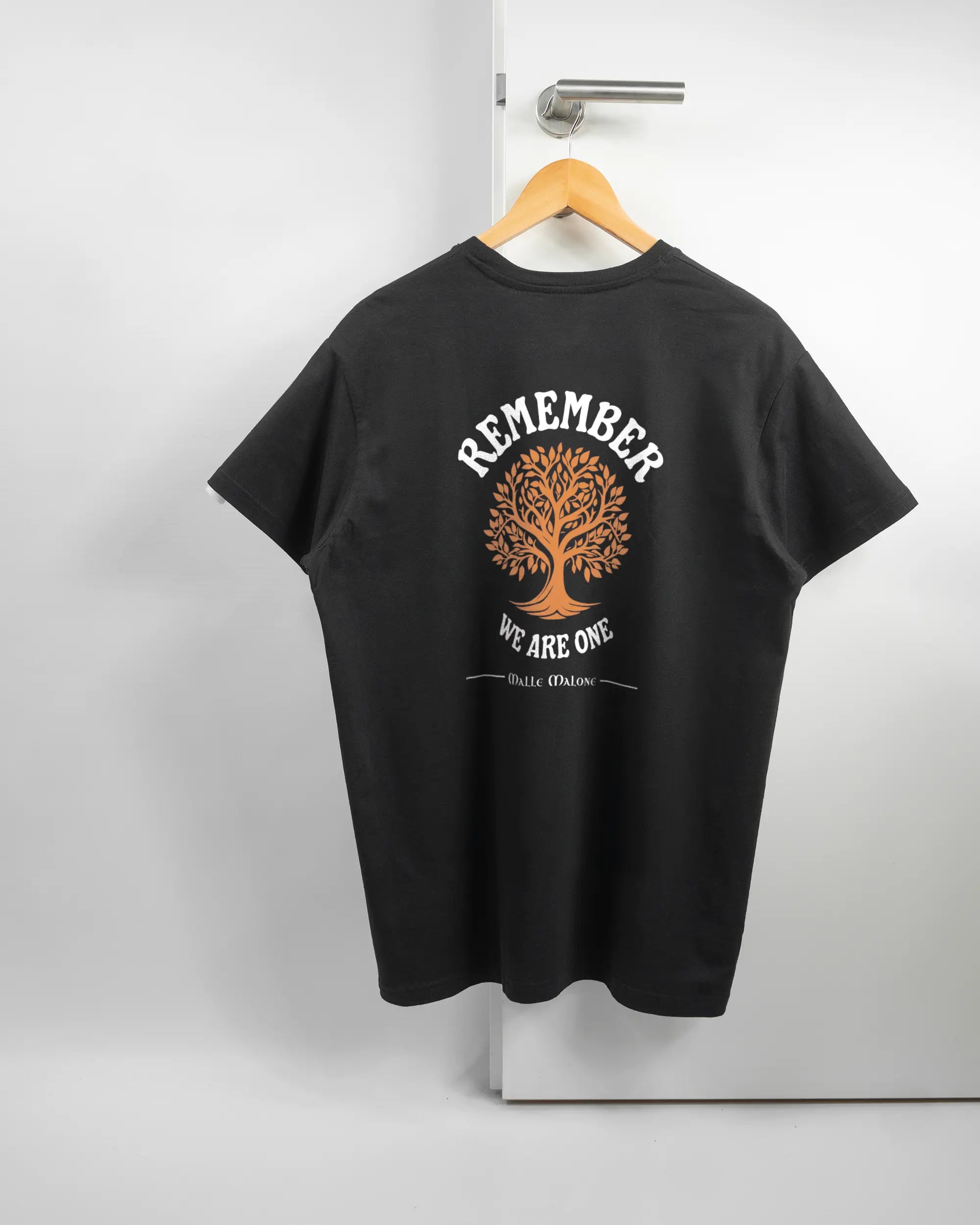 Rückseite des Basic Unisex T-Shirt Soft von Maondo mit dem Design We are one in der Farbe Black und in der Größe L auf einem Bügel an der Türklinke aufgehängt