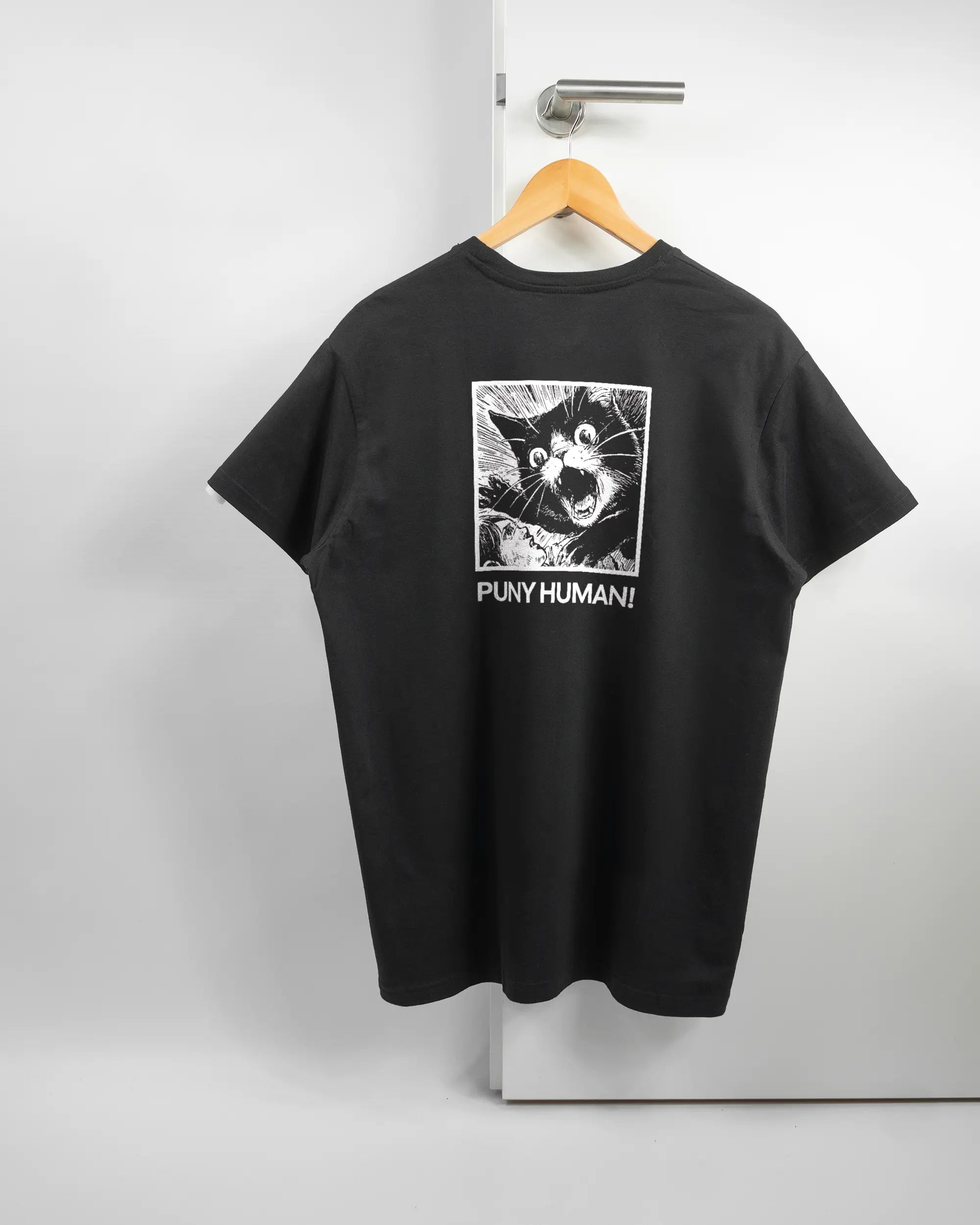 Rückseite des Basic Unisex T-Shirt Soft von Maondo mit dem Design Puny Human in der Farbe Black und in der Größe L auf einem Bügel an der Türklinke aufgehängt