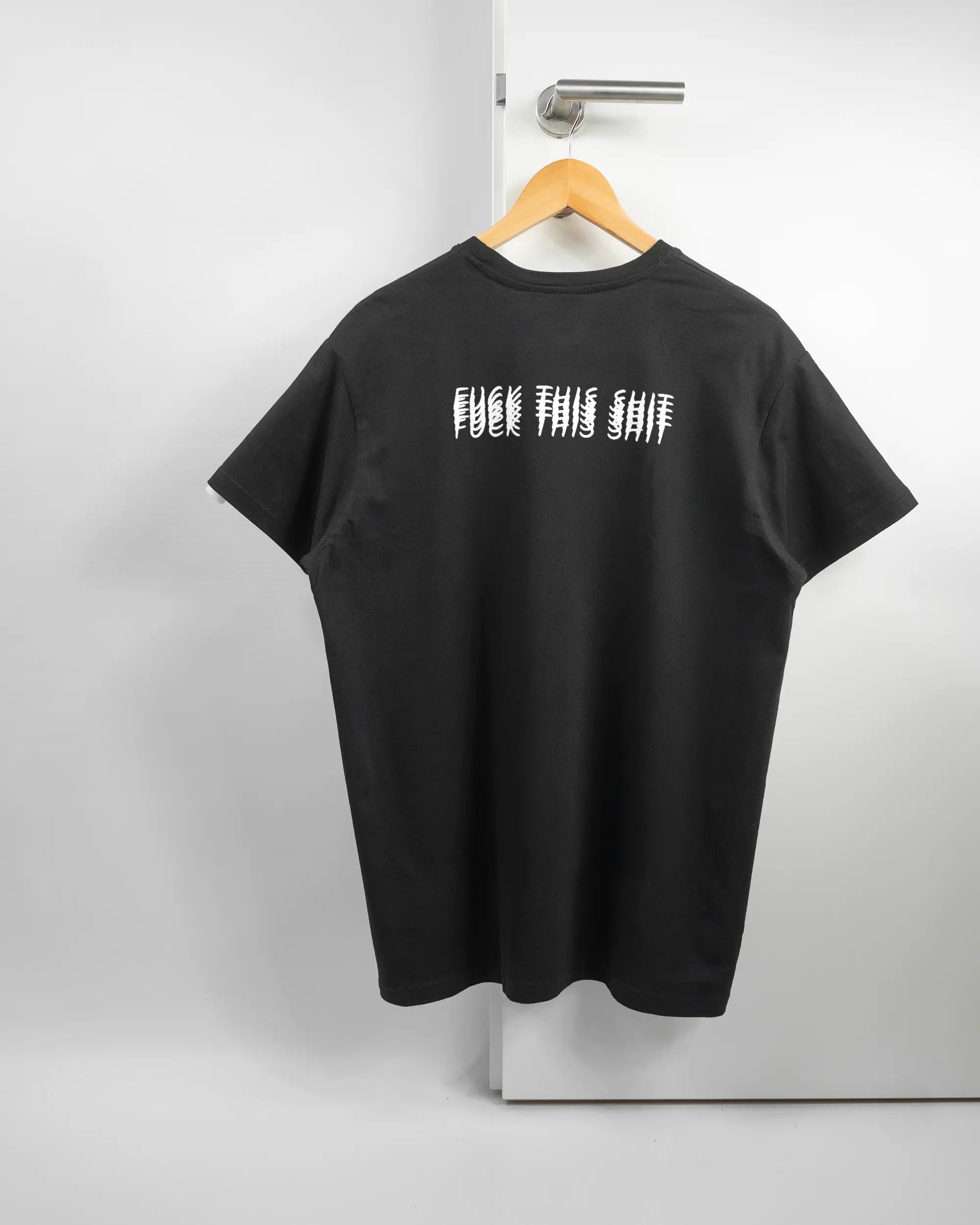 Rückseite des Basic Unisex T-Shirt Soft von Maondo mit dem Design Hidden Message in der Farbe Black und in der Größe L auf einem Bügel an der Türklinke aufgehängt