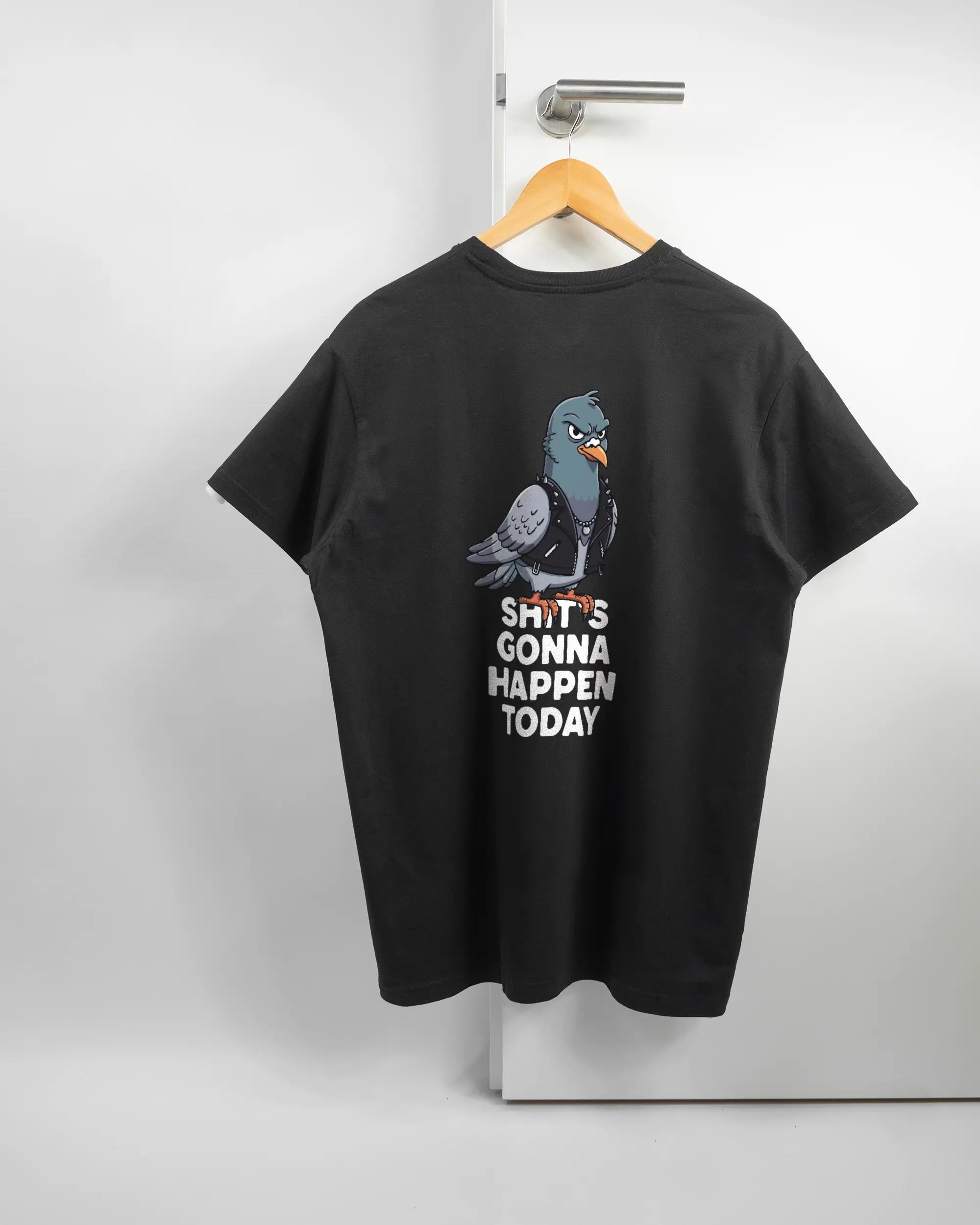 Rückseite des Basic Unisex T-Shirt Soft von Maondo mit dem Design Pigeon Pun in der Farbe Black und in der Größe L auf einem Bügel an der Türklinke aufgehängt