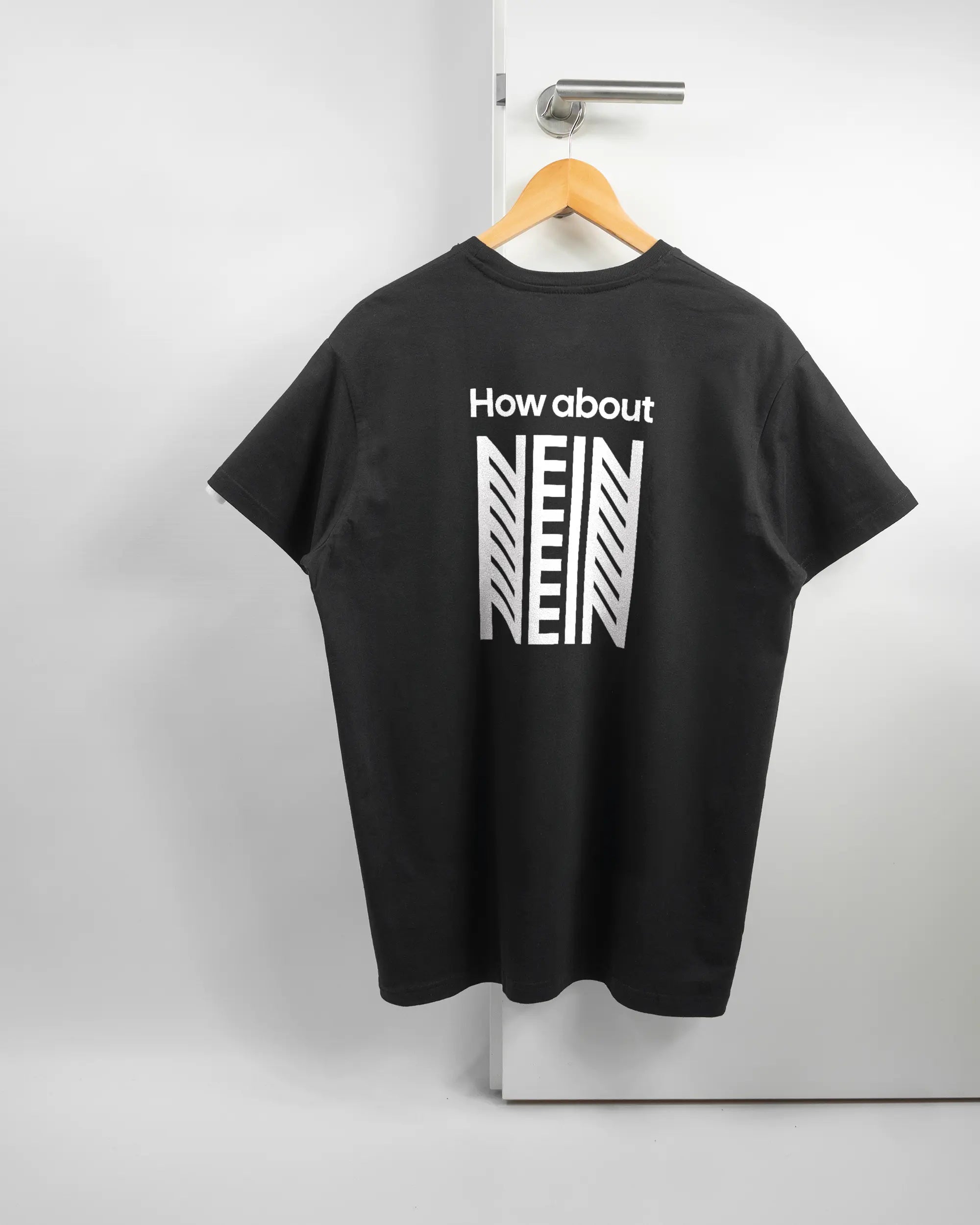 Rückseite des Basic Unisex T-Shirt Soft von Maondo mit dem Design How about nein in der Farbe Black und in der Größe L auf einem Bügel an der Türklinke aufgehängt