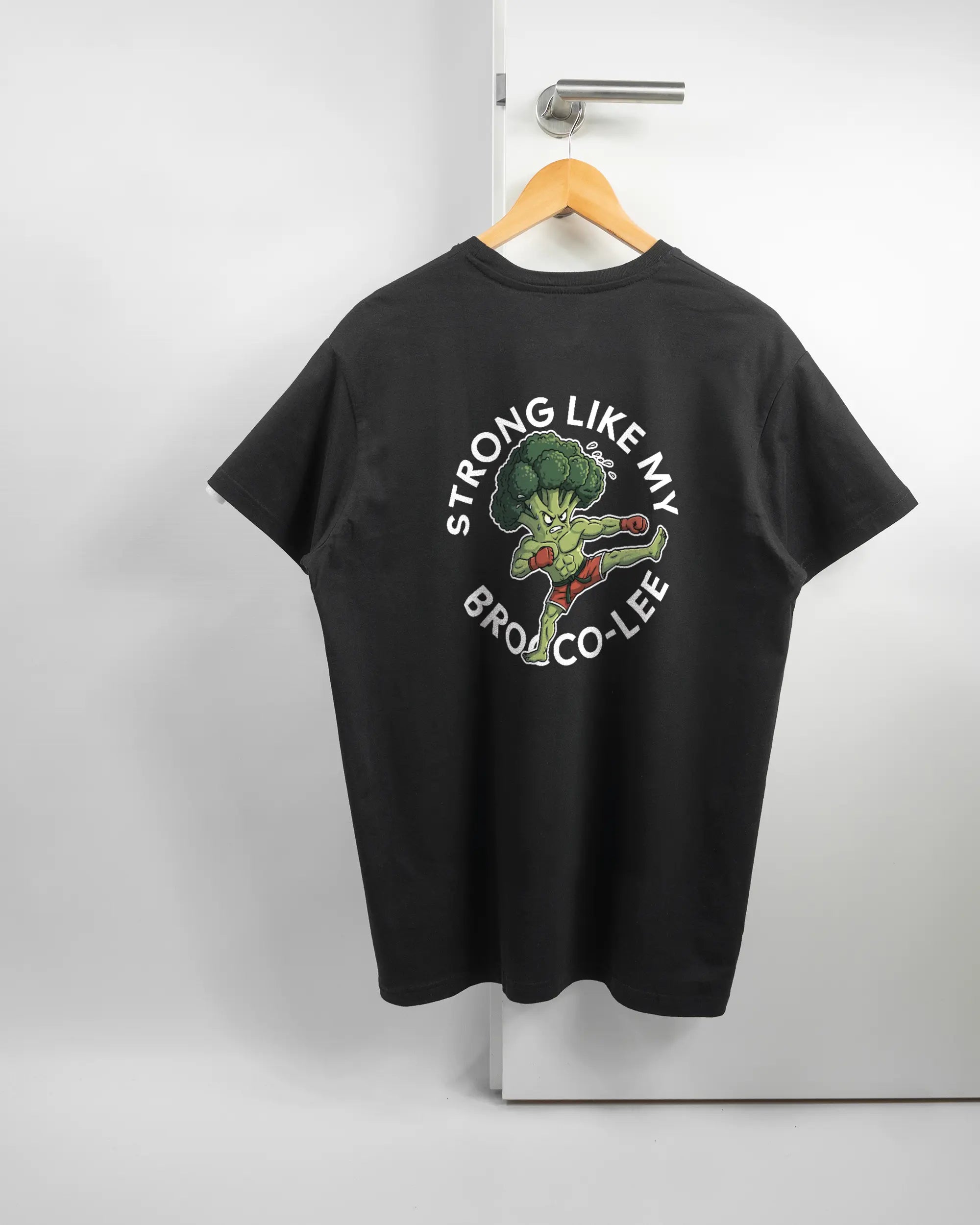 Rückseite des Basic Unisex T-Shirt Soft von Maondo mit dem Design Brocco-Lee in der Farbe Black und in der Größe L auf einem Bügel an der Türklinke aufgehängt