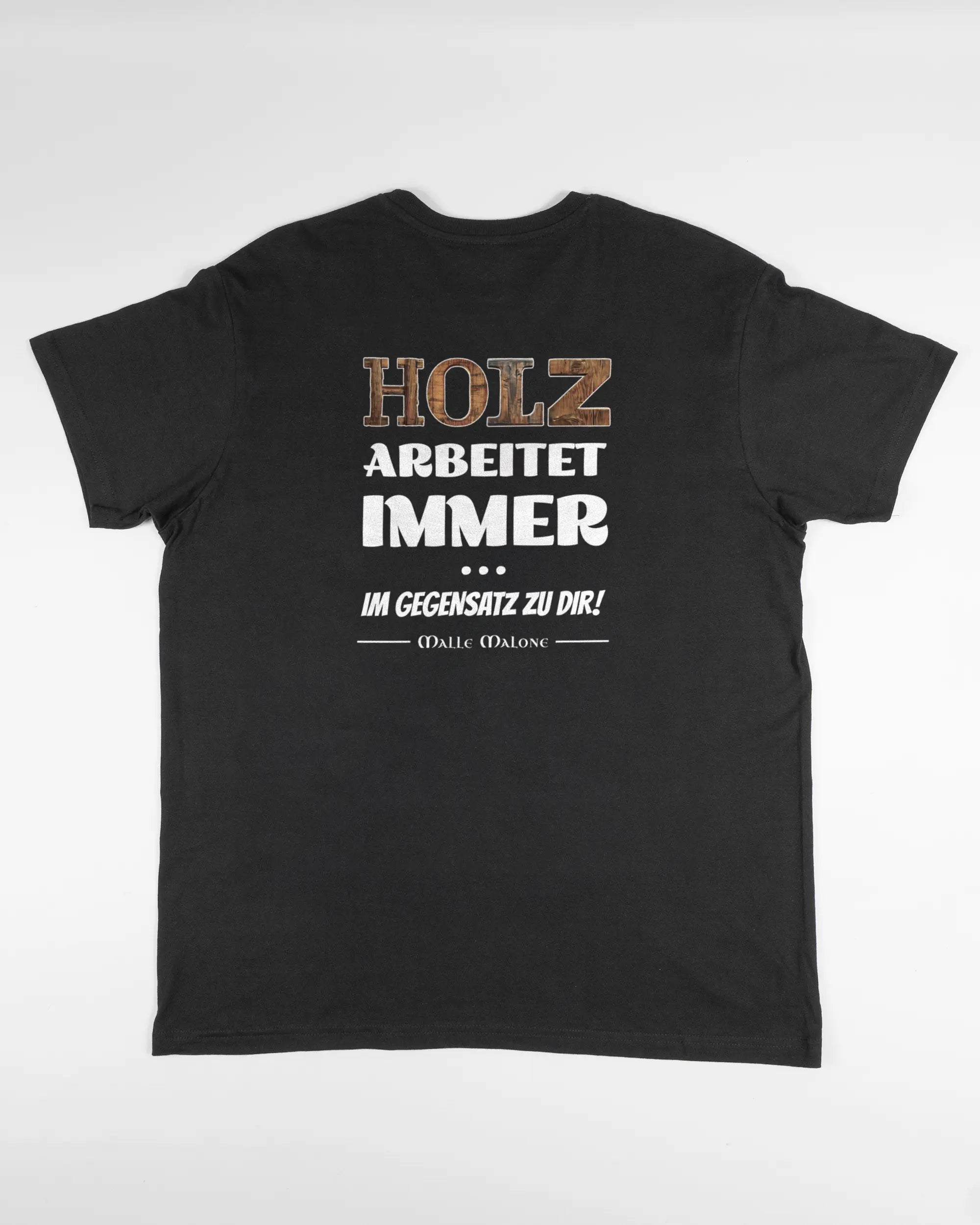 Rückseite des Basic Unisex T-Shirt Soft von Maondo mit dem Design Holzarbeit in der Farbe Black und in der Größe L flach auf den Boden gelegt