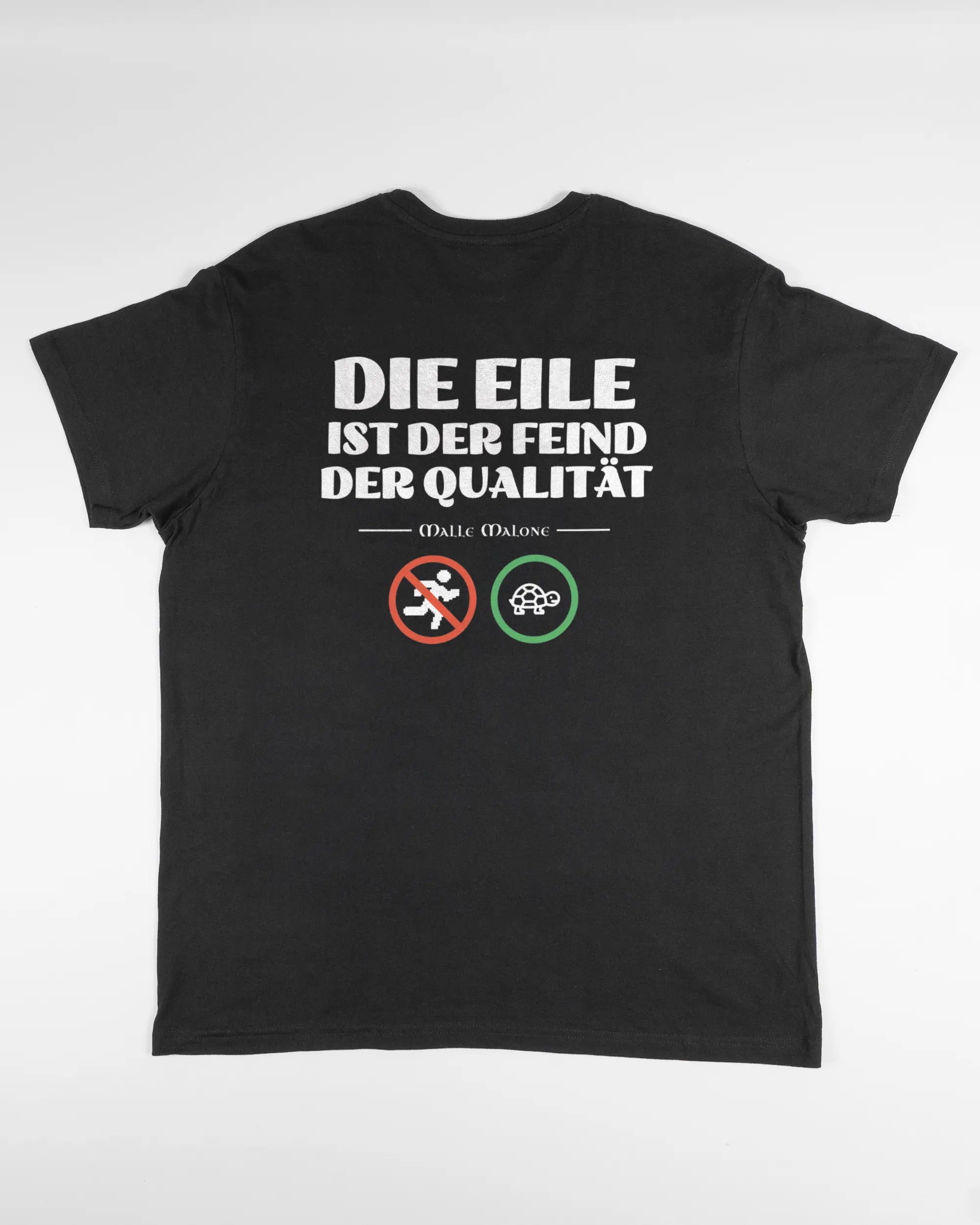 Rückseite des Basic Unisex T-Shirt Soft von Maondo mit dem Design Keine Eile in der Farbe Black und in der Größe L flach auf den Boden gelegt