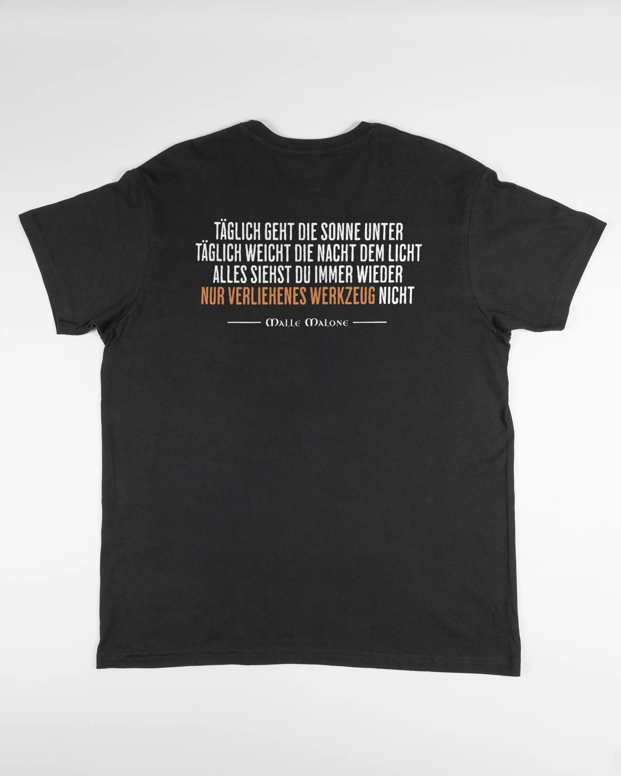 Rückseite des Basic Unisex T-Shirt Soft von Maondo mit dem Design Wegzeug in der Farbe Black und in der Größe L flach auf den Boden gelegt