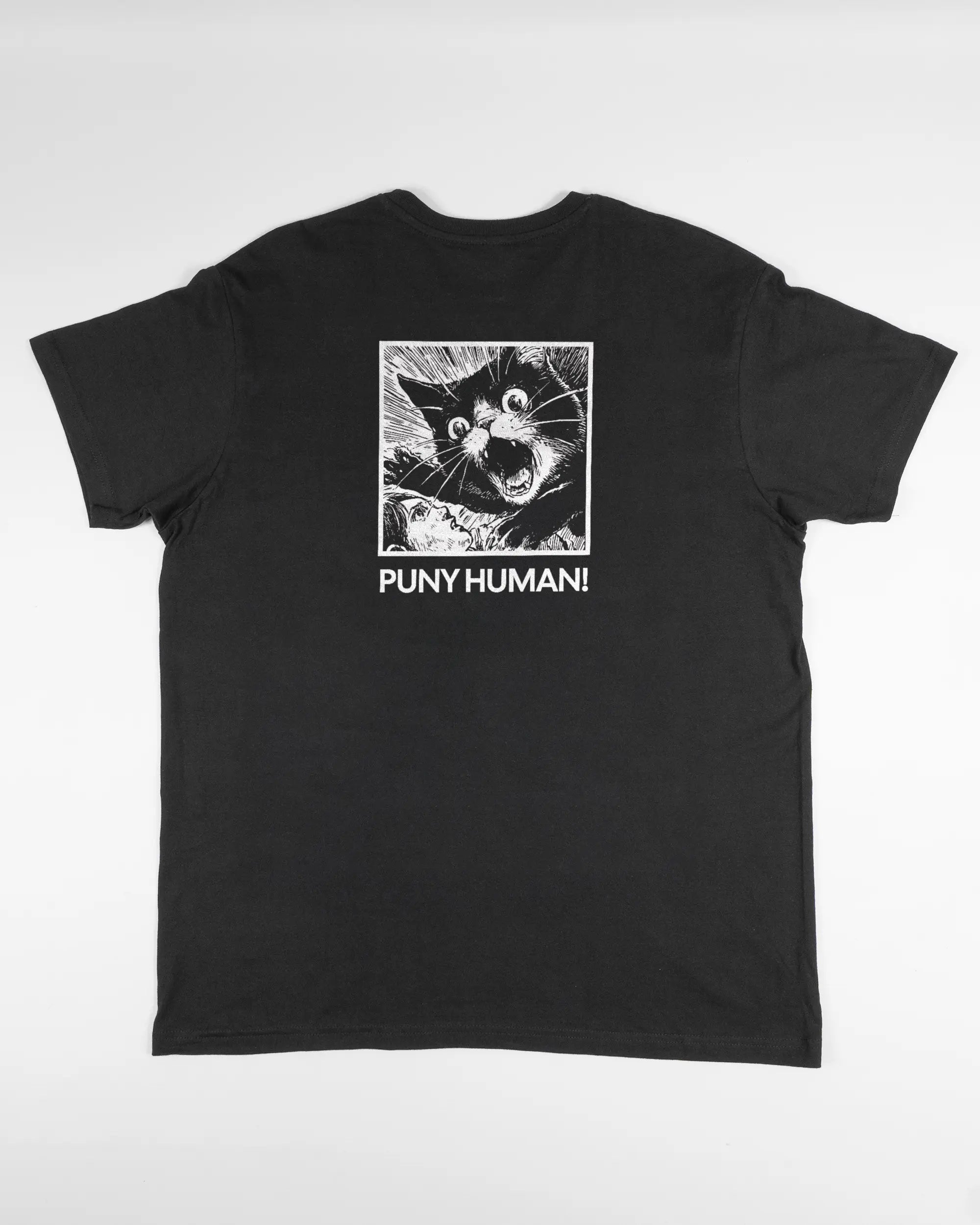 Rückseite des Basic Unisex T-Shirt Soft von Maondo mit dem Design Puny Human in der Farbe Black und in der Größe L flach auf den Boden gelegt