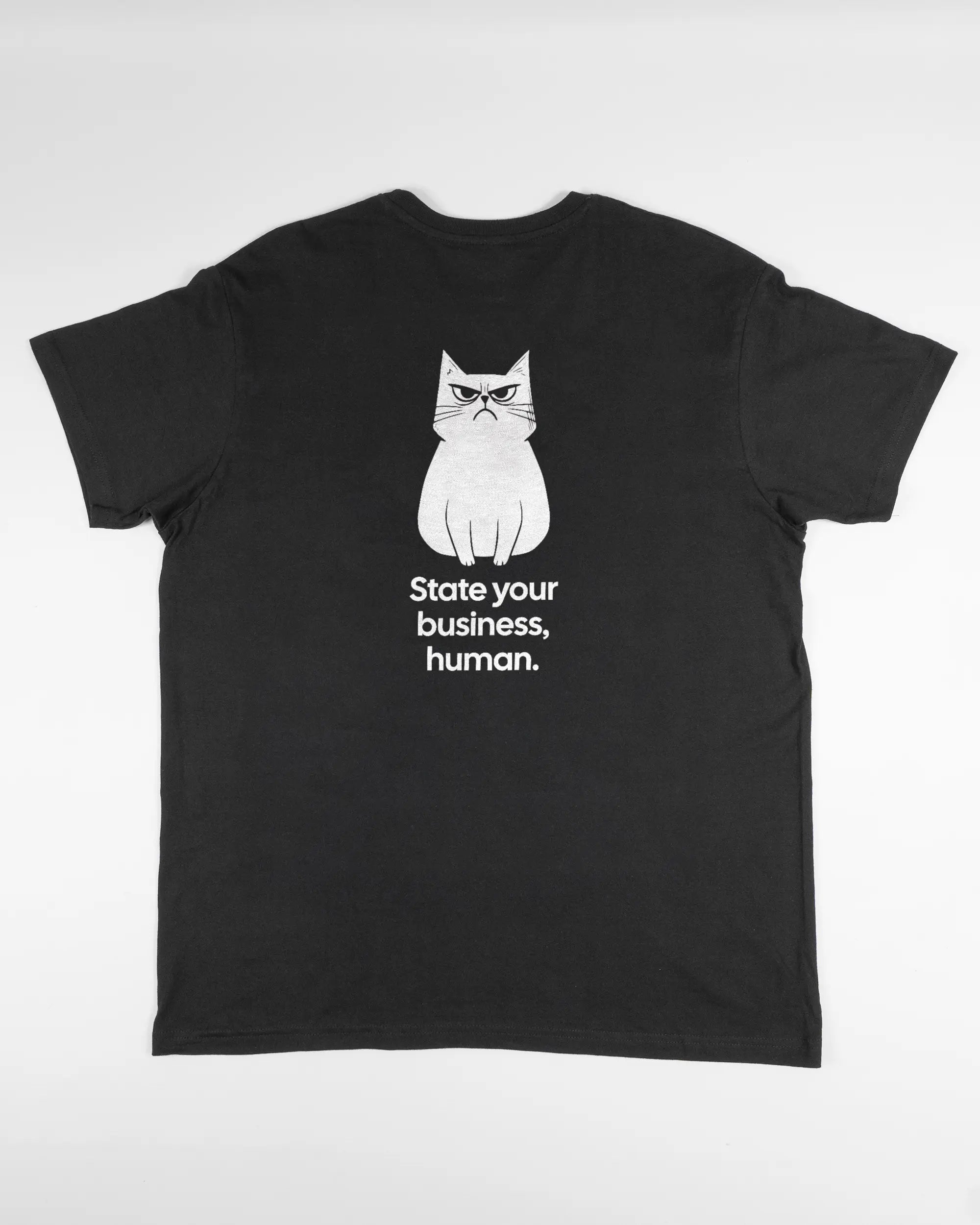 Rückseite des Basic Unisex T-Shirt Soft von Maondo mit dem Design Grumpy Purr in der Farbe Black und in der Größe L flach auf den Boden gelegt