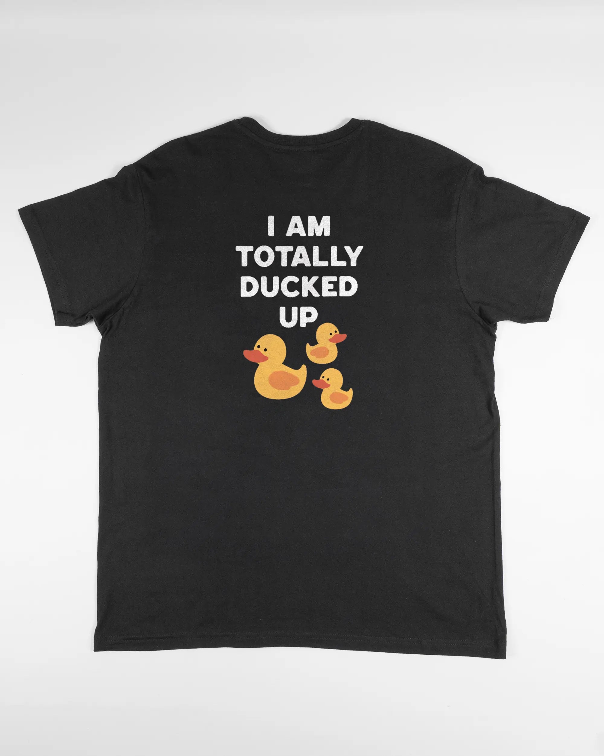 Rückseite des Basic Unisex T-Shirt Soft von Maondo mit dem Design Ducked Up in der Farbe Black und in der Größe L flach auf den Boden gelegt