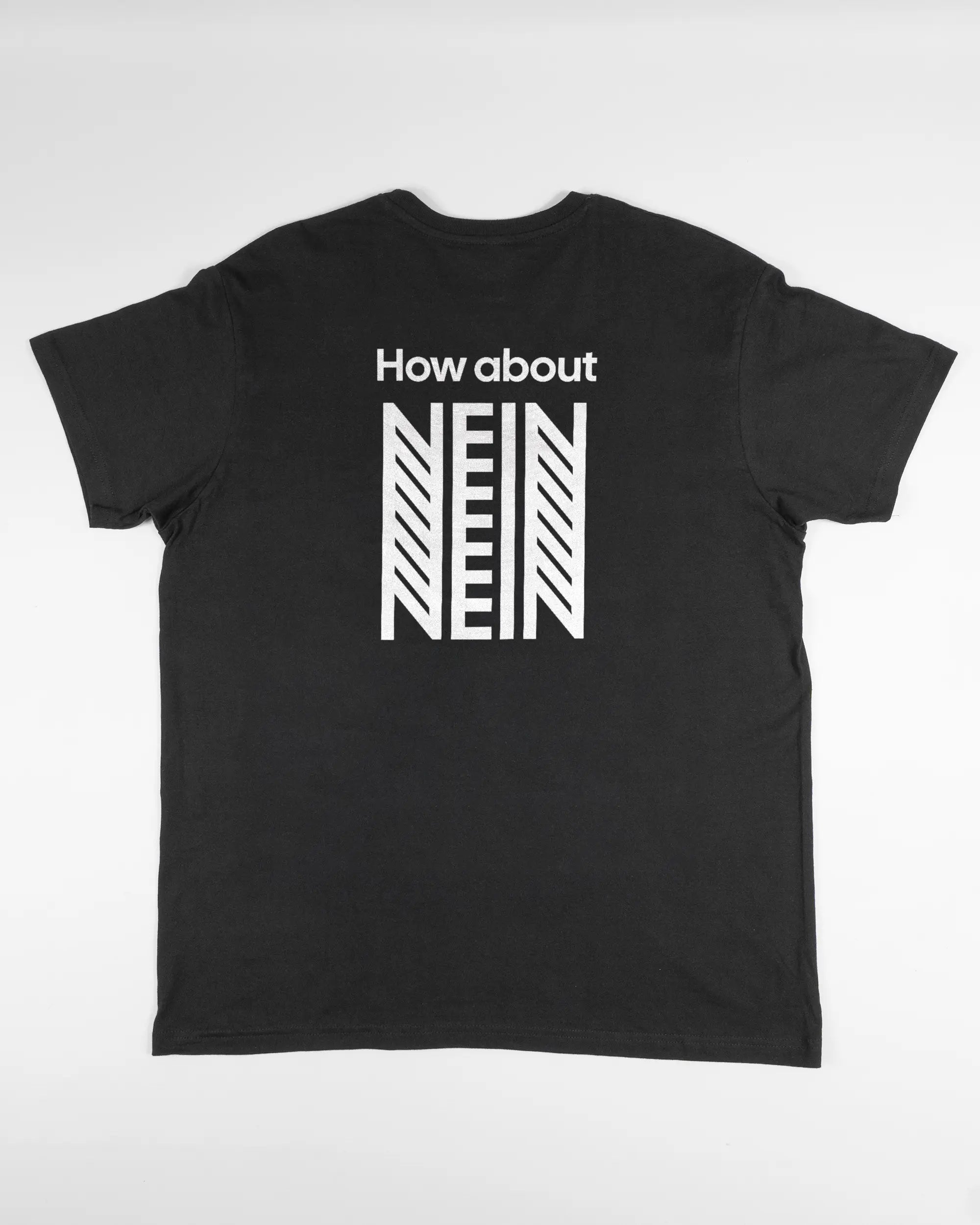 Rückseite des Basic Unisex T-Shirt Soft von Maondo mit dem Design How about nein in der Farbe Black und in der Größe L flach auf den Boden gelegt