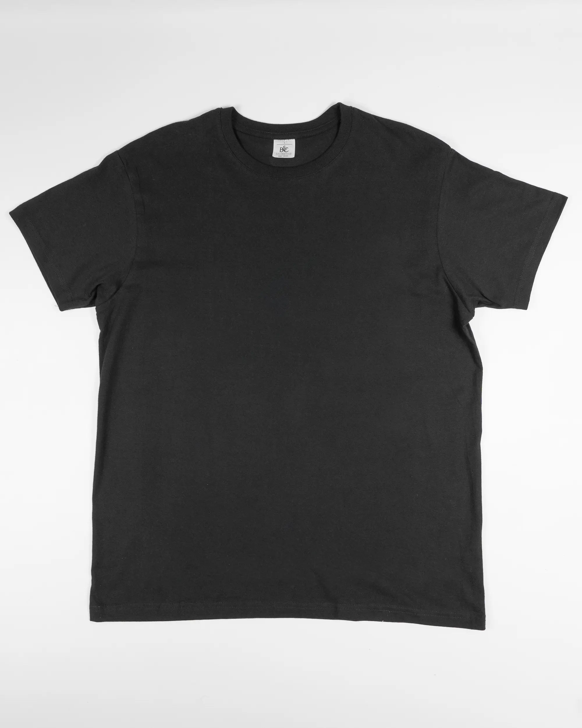 Vorderseite des Basic Unisex T-Shirt Soft von Maondo ohne Motiv in der Farbe Black und in der Größe L flach auf den Boden gelegt