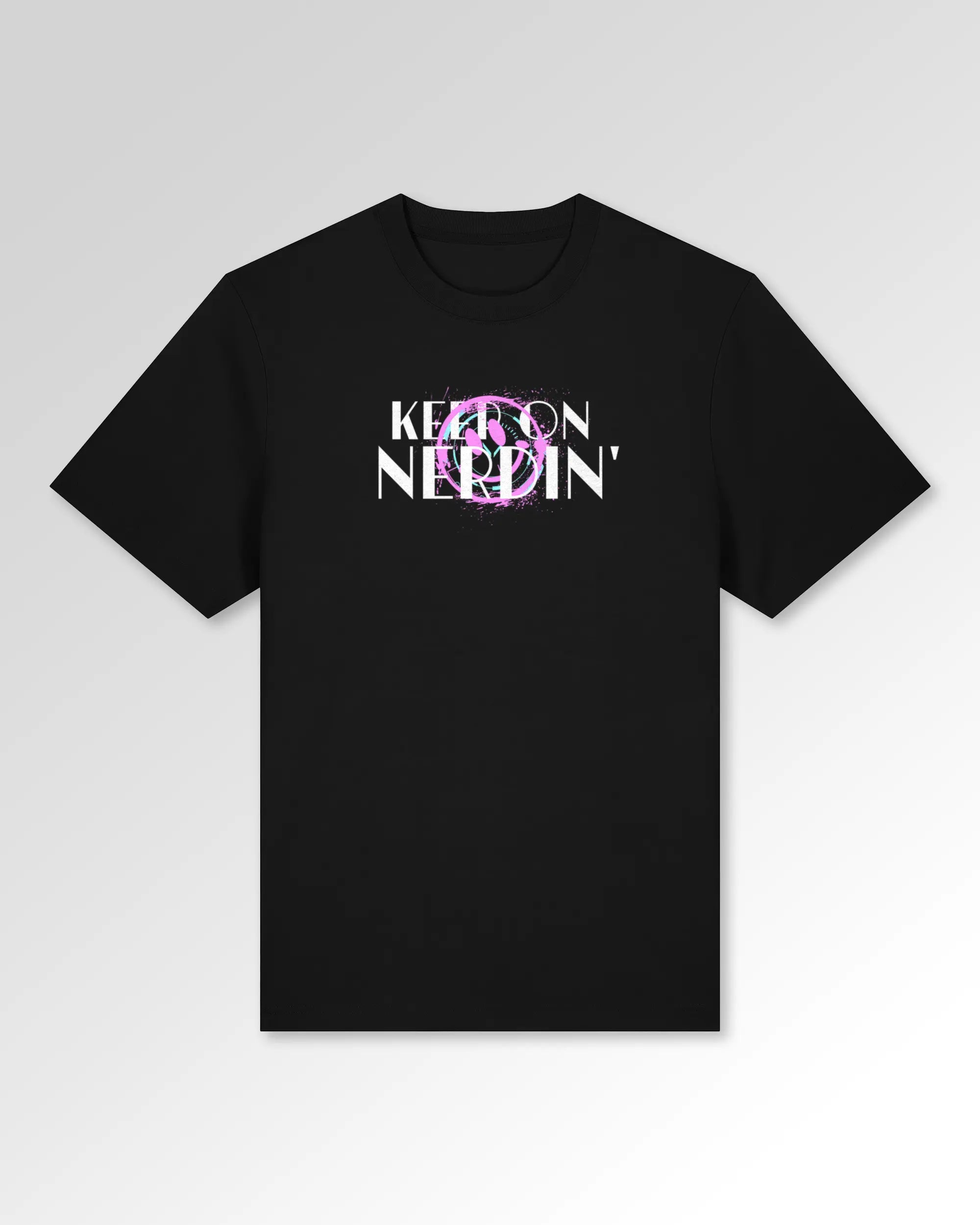 Packshot der primären Druckseite des Organic Unisex T-Shirts von Maondo im Relaxed Fit mit dem Design Nerd Engine in der Farbe Black