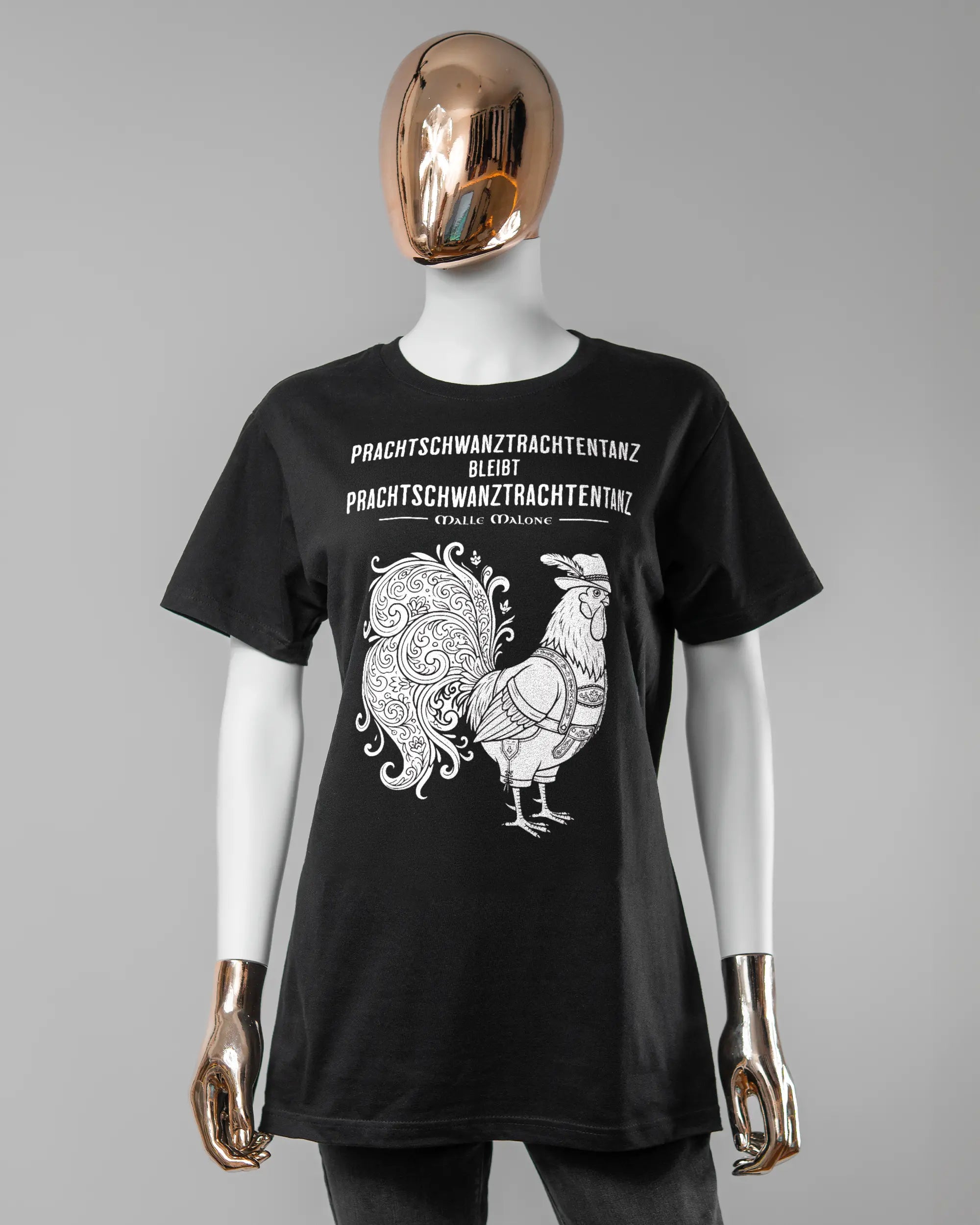 Vorderseite des Basic Unisex T-Shirt Soft von Maondo mit dem Design Trachtentanz in der Farbe Black und in der Größe S getragen von einer femininen Puppe