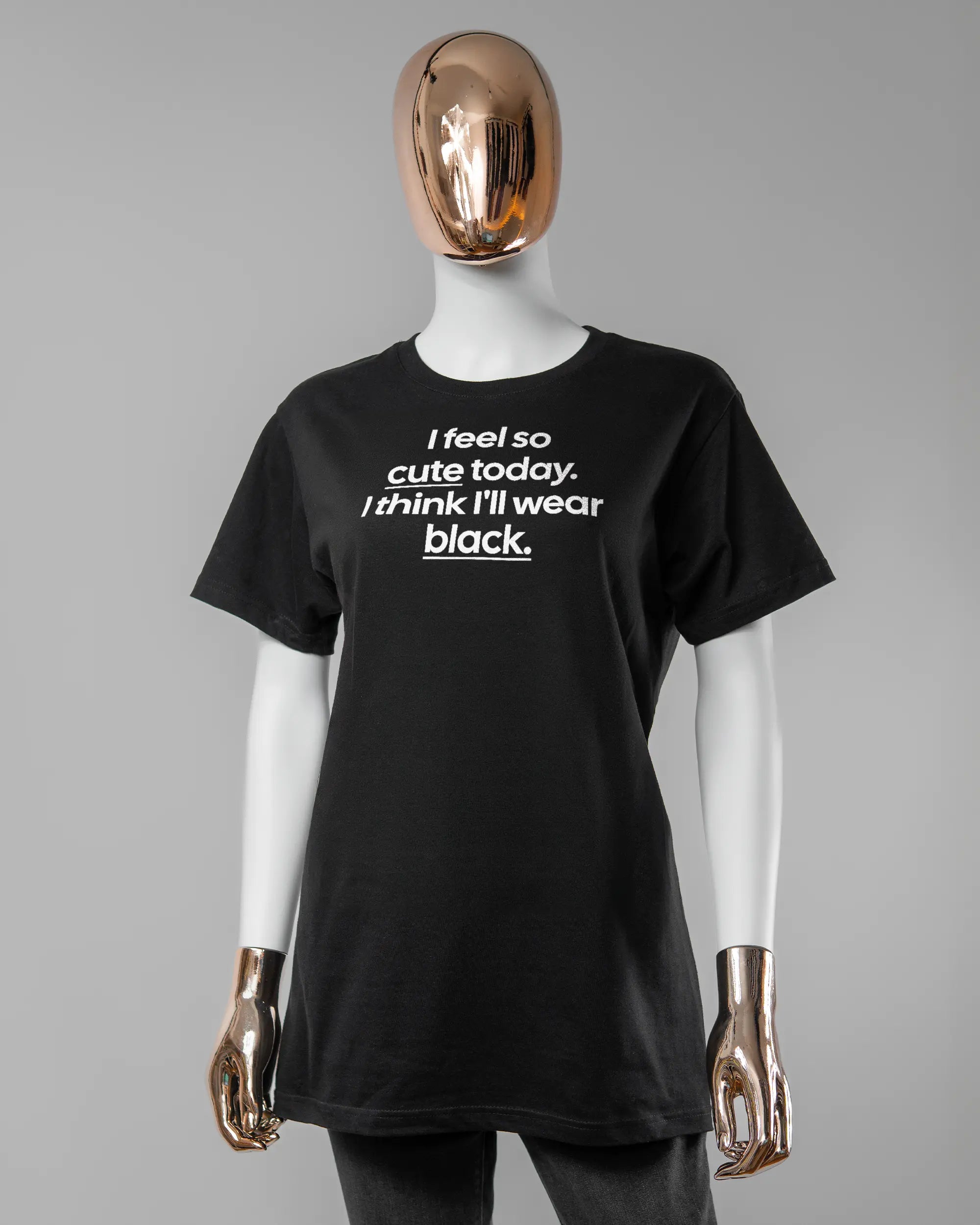 Vorderseite des Basic Unisex T-Shirt Slim von Maondo mit dem Design Colorful Day in der Farbe Black und in der Größe S getragen von einer femininen Puppe