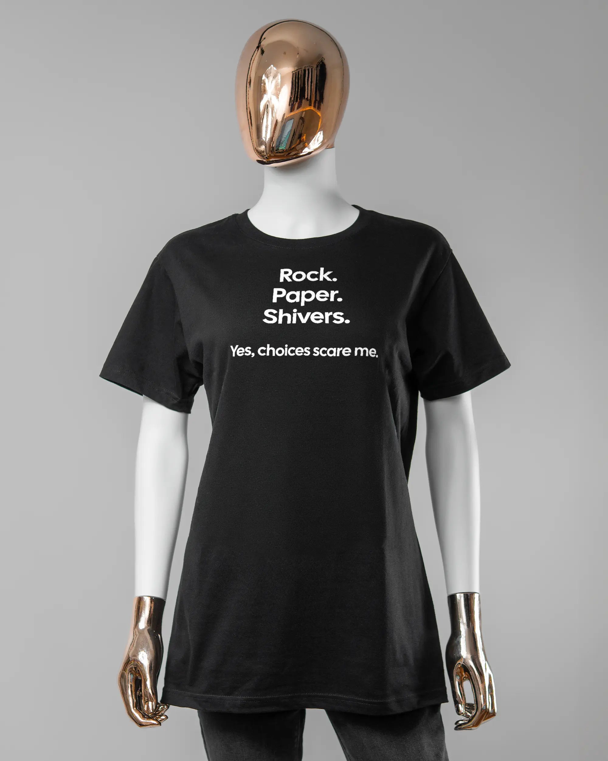 Vorderseite des Basic Unisex T-Shirt Soft von Maondo mit dem Design Rock Paper Shivers in der Farbe Black und in der Größe S getragen von einer femininen Puppe