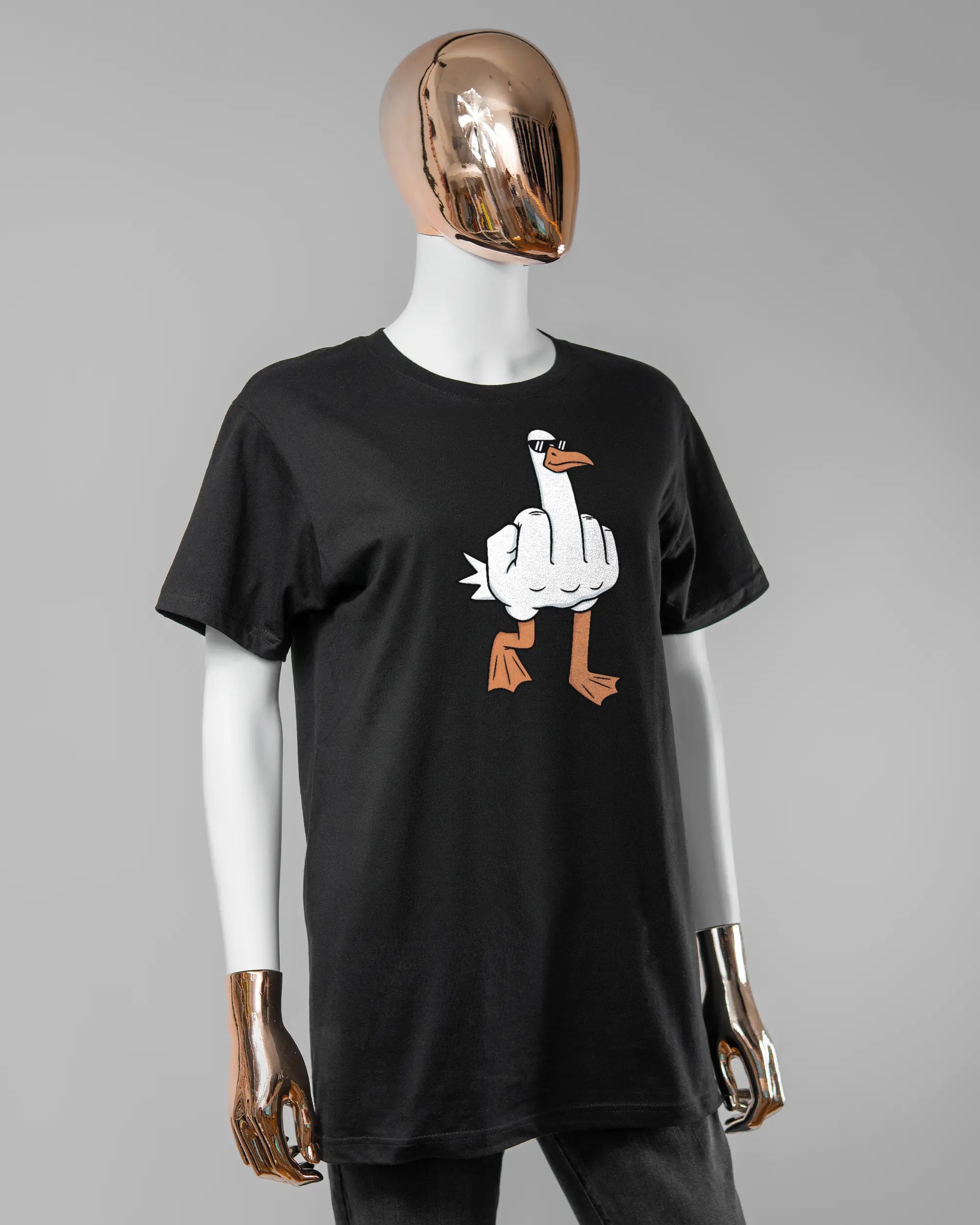 Vorderseite des Basic Unisex T-Shirt Soft von Maondo mit dem Design I give a duck in der Farbe Black und in der Größe S getragen von einer femininen Puppe