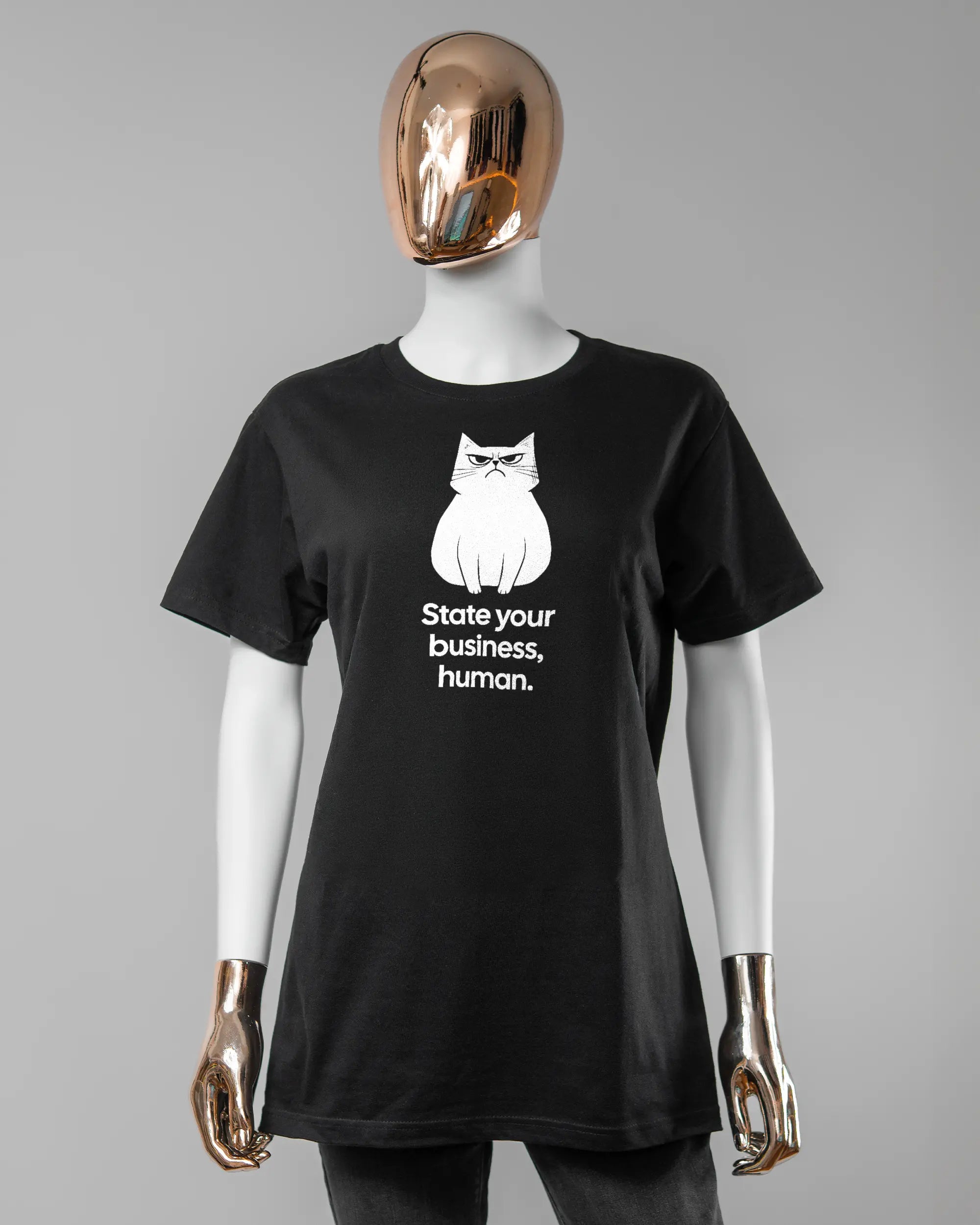 Vorderseite des Basic Unisex T-Shirt Soft von Maondo mit dem Design Grumpy Purr in der Farbe Black und in der Größe S getragen von einer femininen Puppe