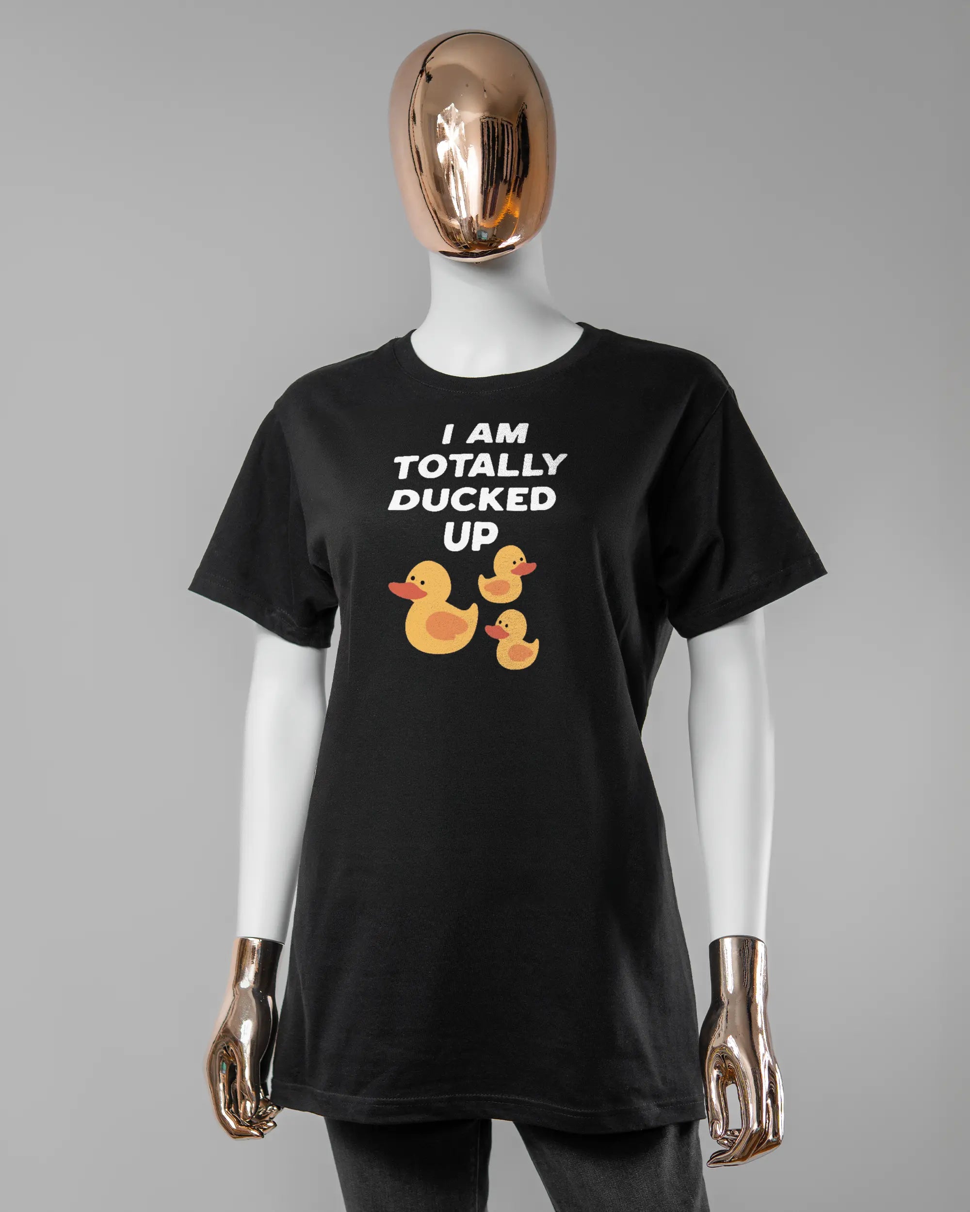 Vorderseite des Basic Unisex T-Shirt Soft von Maondo mit dem Design Ducked Up in der Farbe Black und in der Größe S getragen von einer femininen Puppe