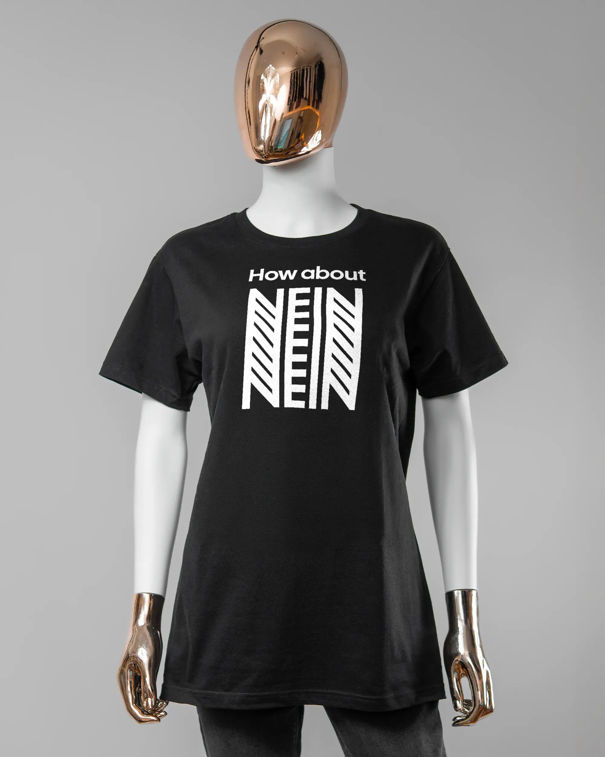 Vorderseite des Basic Unisex T-Shirt Soft von Maondo mit dem Design How about nein in der Farbe Black und in der Größe S getragen von einer femininen Puppe