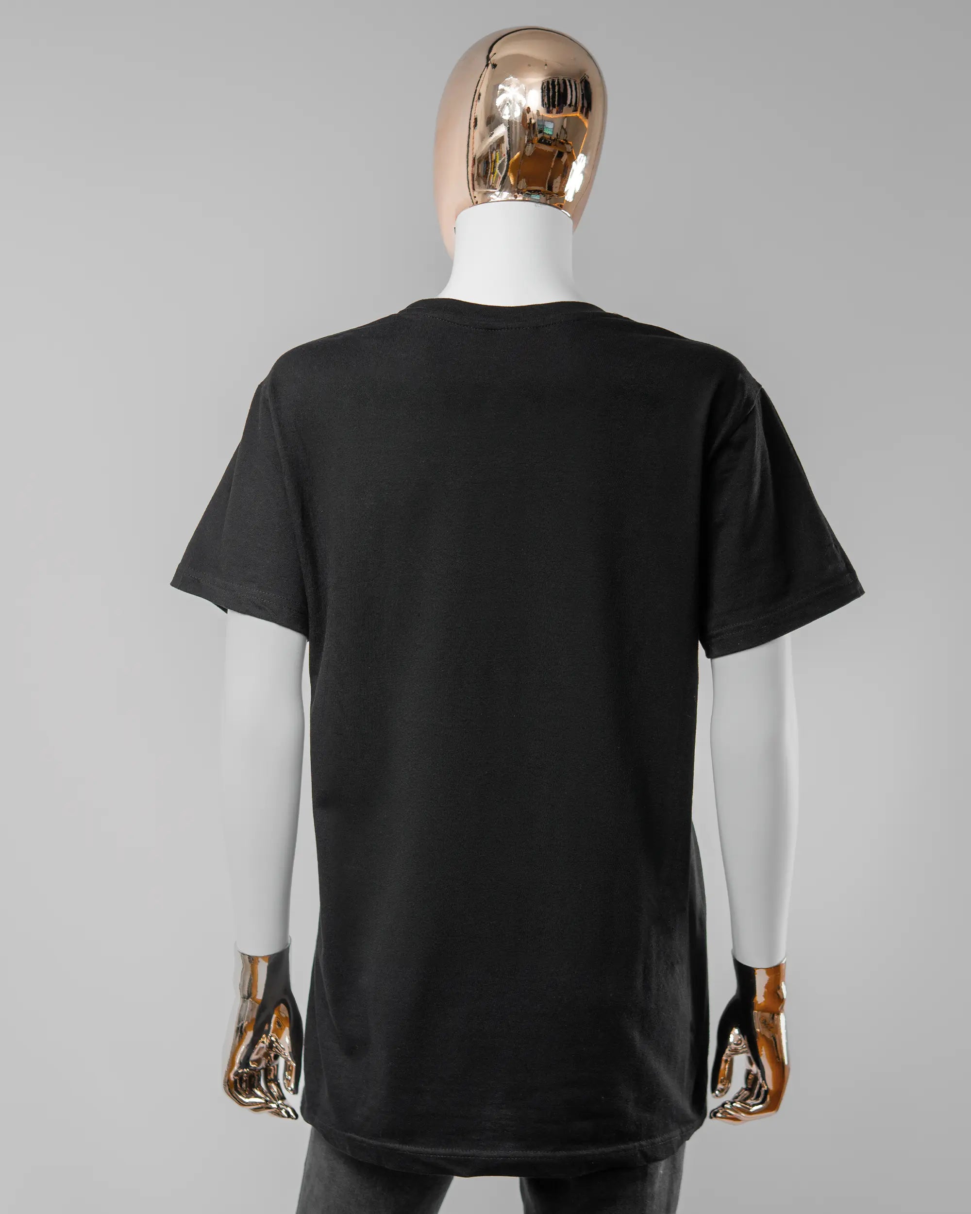 Rückseite des Basic Unisex T-Shirt Soft von Maondo ohne Motiv in der Farbe Black und in der Größe S getragen von einer femininen Puppe