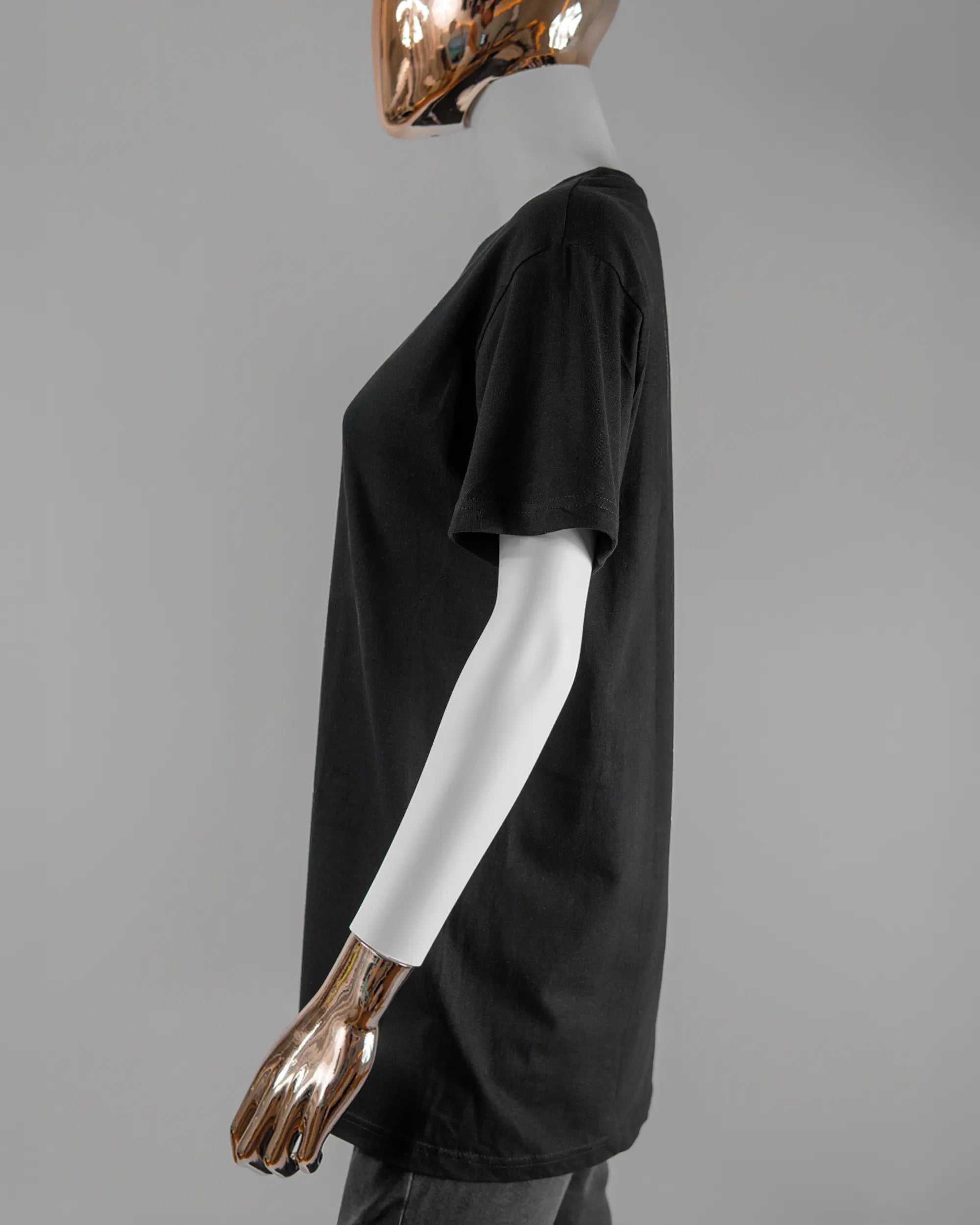 Seitenansicht des Basic Unisex T-Shirt Soft von Maondo mit dem Design Ducked Up vorne in der Farbe Black und in der Größe S getragen von einer femininen Puppe