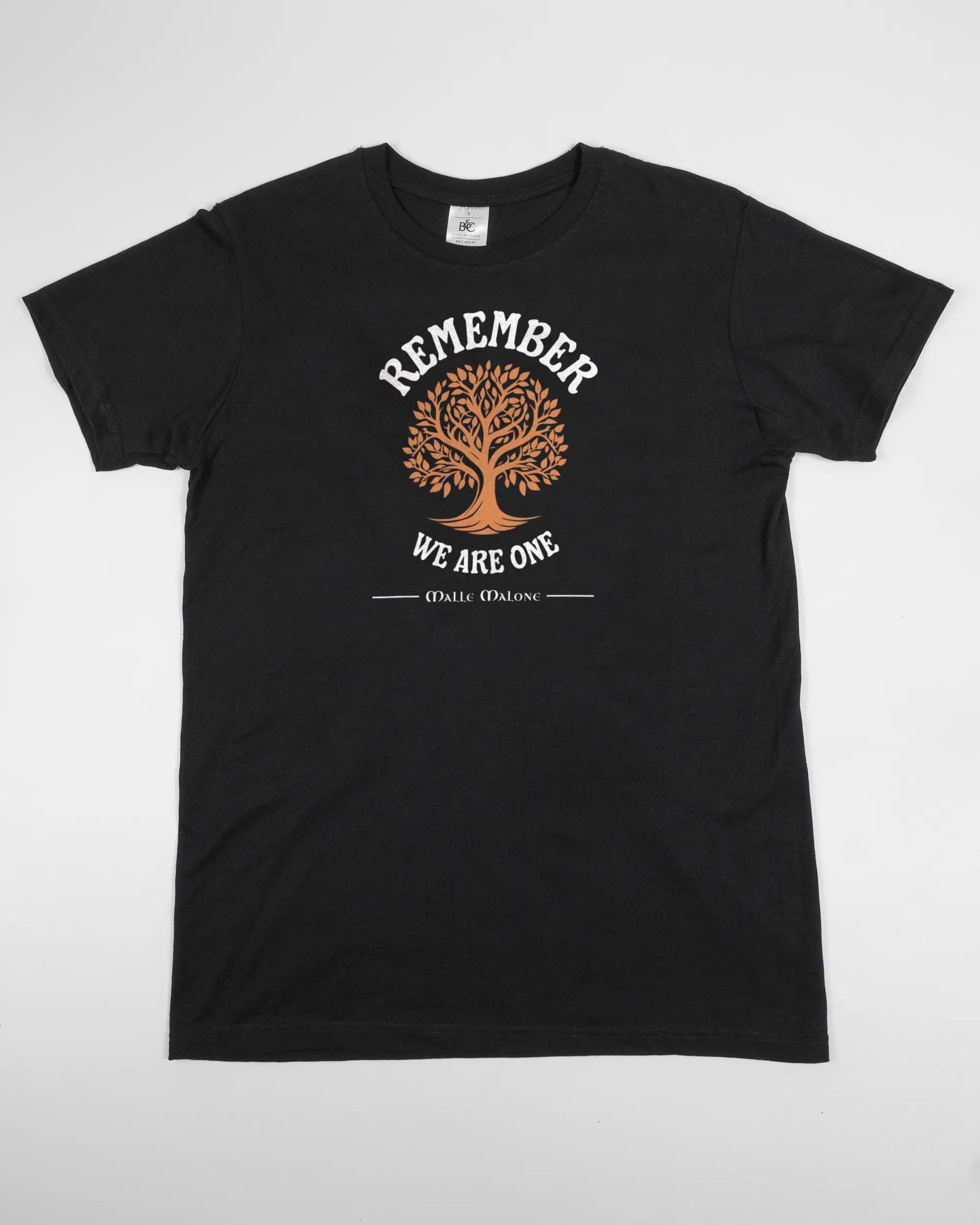 Vorderseite des Basic Unisex T-Shirt Soft von Maondo mit dem Design We are one in der Farbe Black und in der Größe S flach auf den Boden gelegt