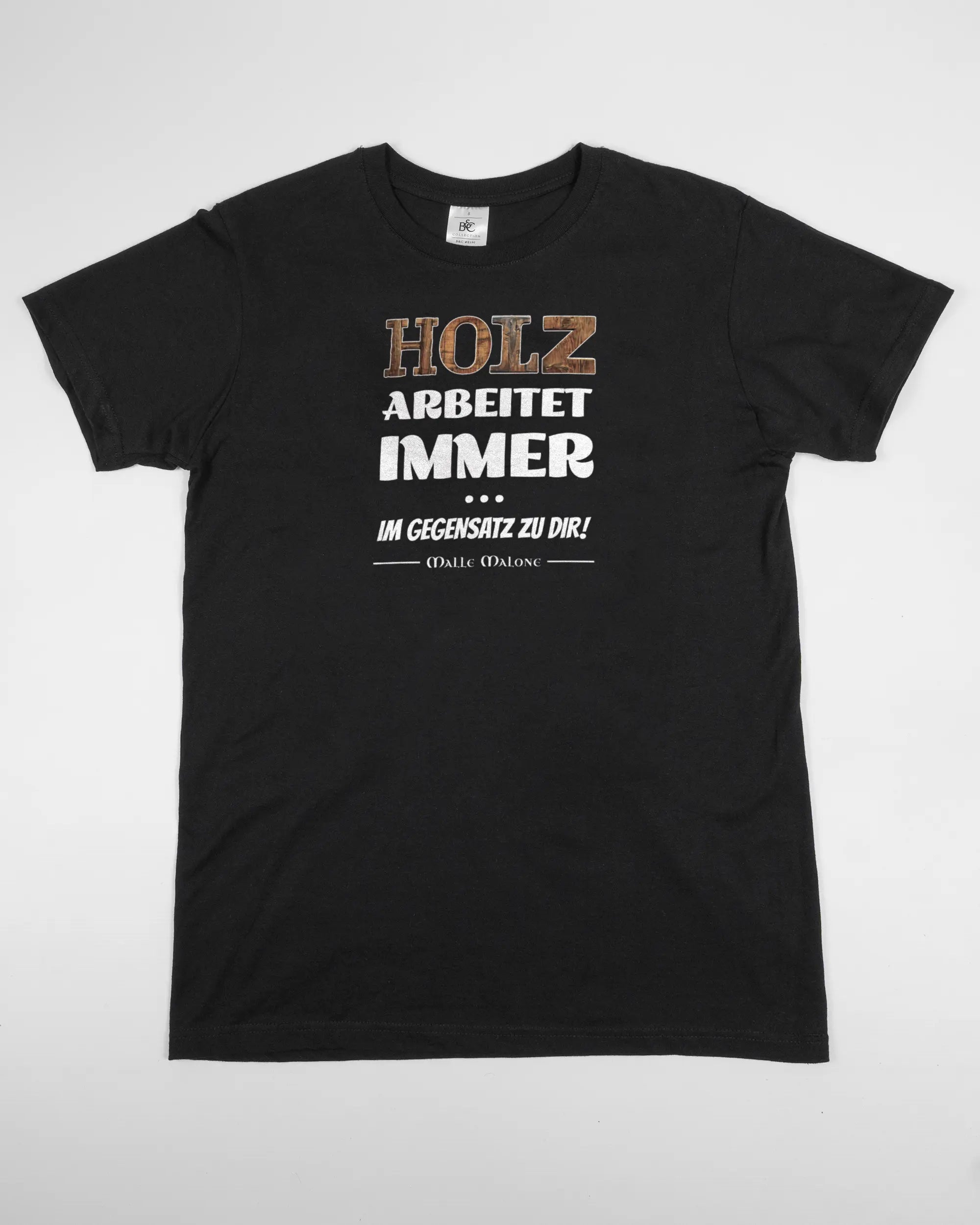 Vorderseite des Basic Unisex T-Shirt Soft von Maondo mit dem Design Holzarbeit in der Farbe Black und in der Größe S flach auf den Boden gelegt