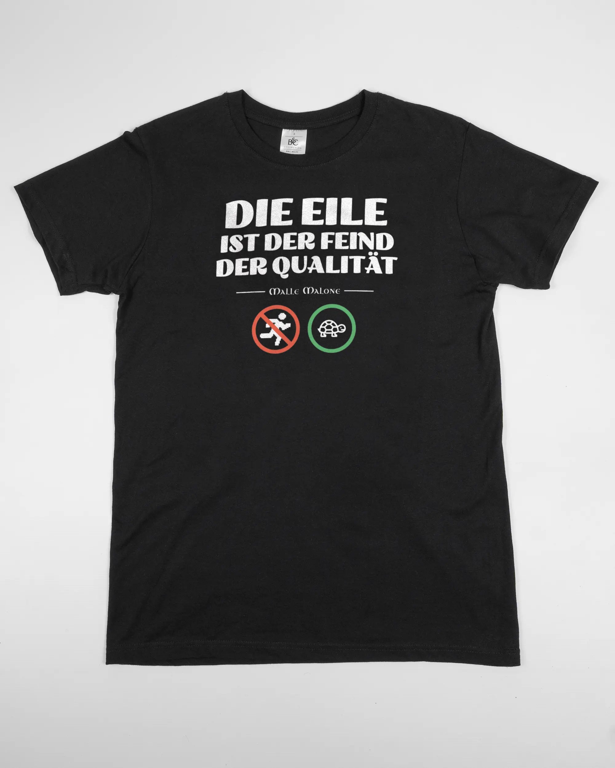 Vorderseite des Basic Unisex T-Shirt Soft von Maondo mit dem Design Keine Eile in der Farbe Black und in der Größe S flach auf den Boden gelegt