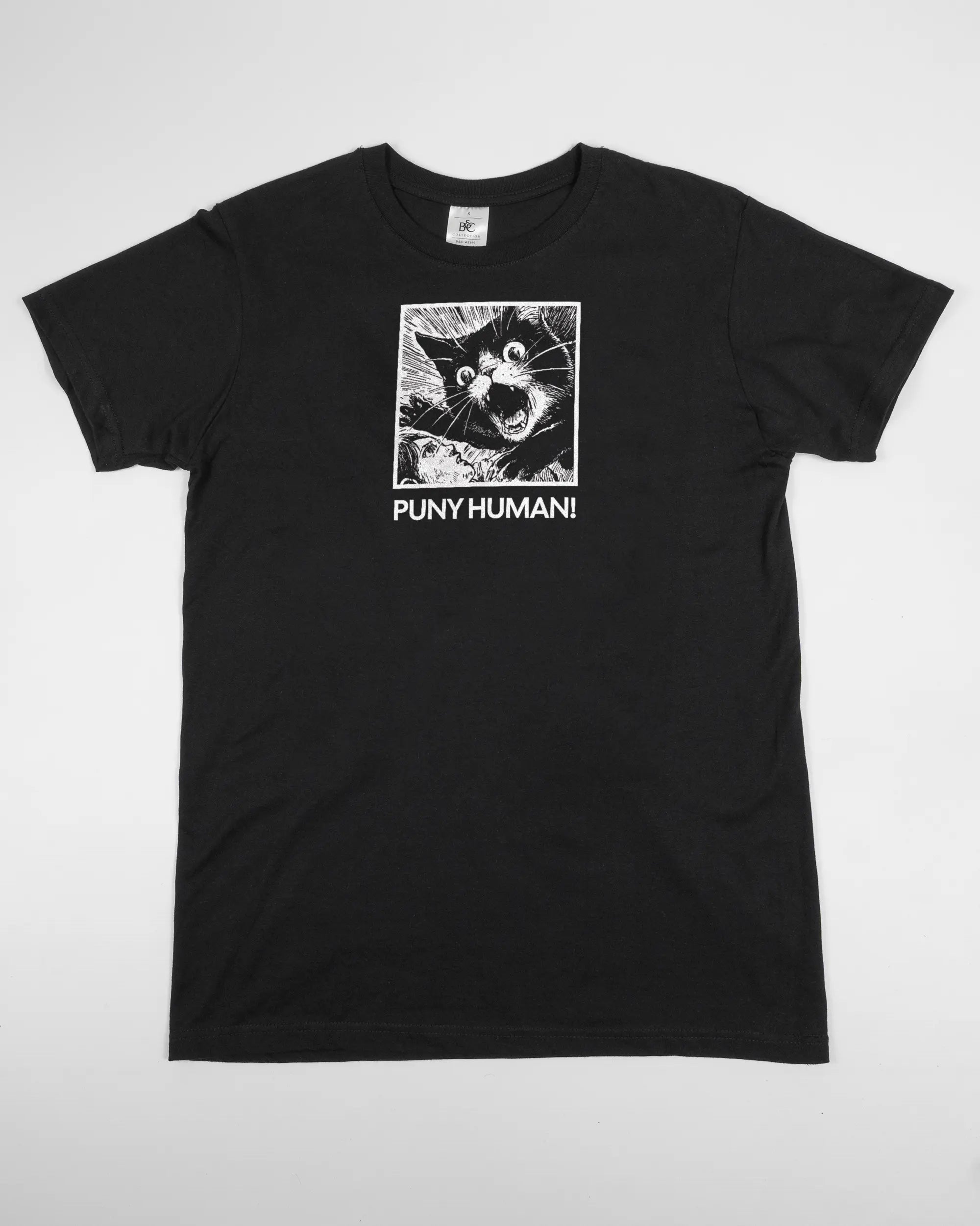 Vorderseite des Basic Unisex T-Shirt Soft von Maondo mit dem Design Puny Human in der Farbe Black und in der Größe S flach auf den Boden gelegt